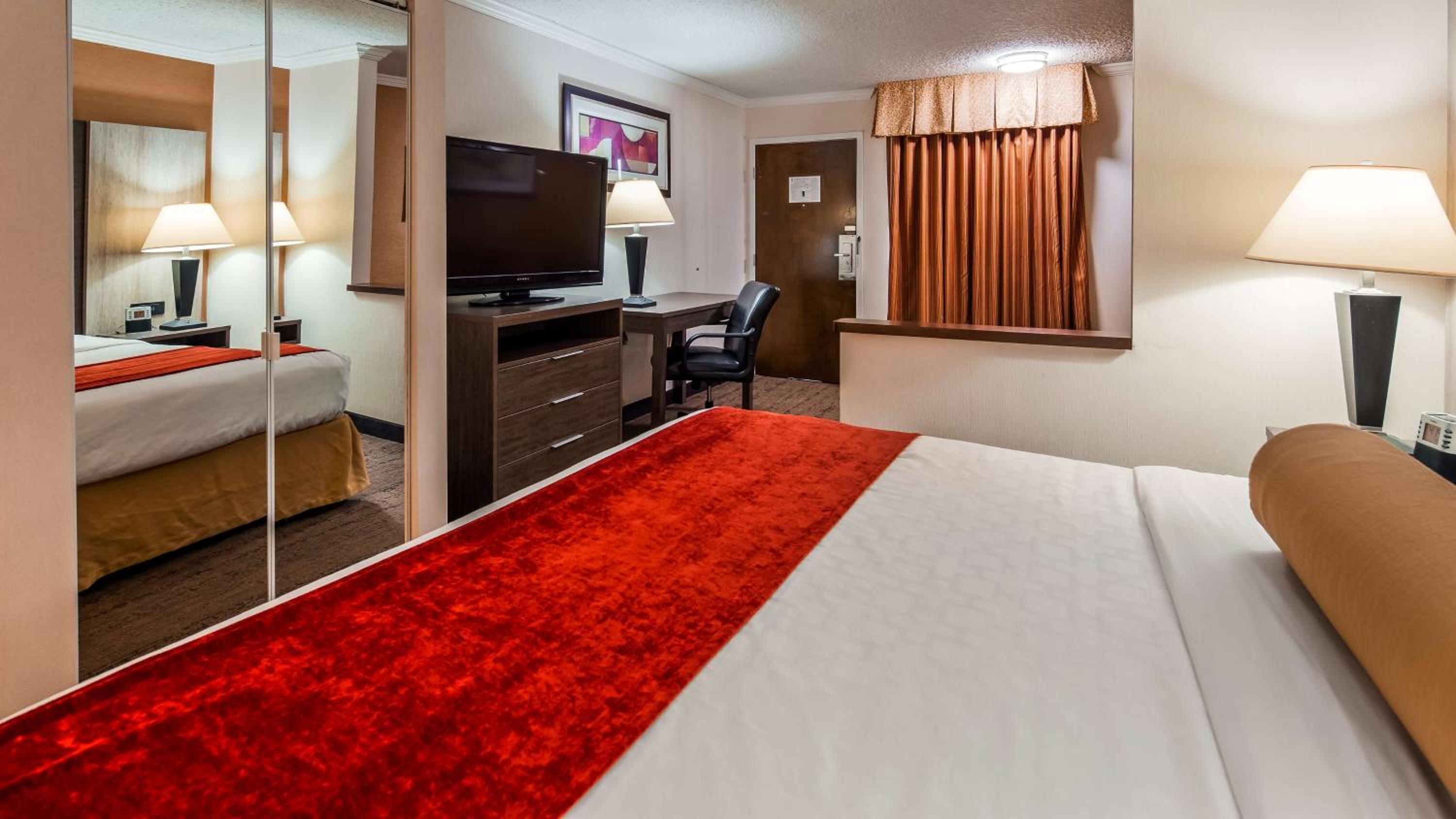 King Room - Non-Smoking - Photo 5