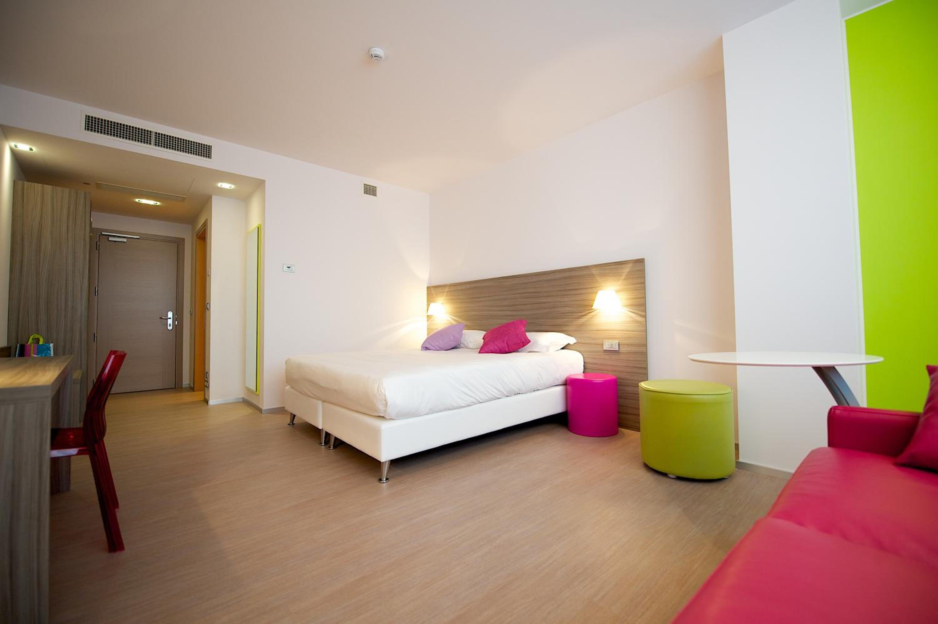 Standard Room with 2 Single Beds and 1 Sofa Bed - Photo 3