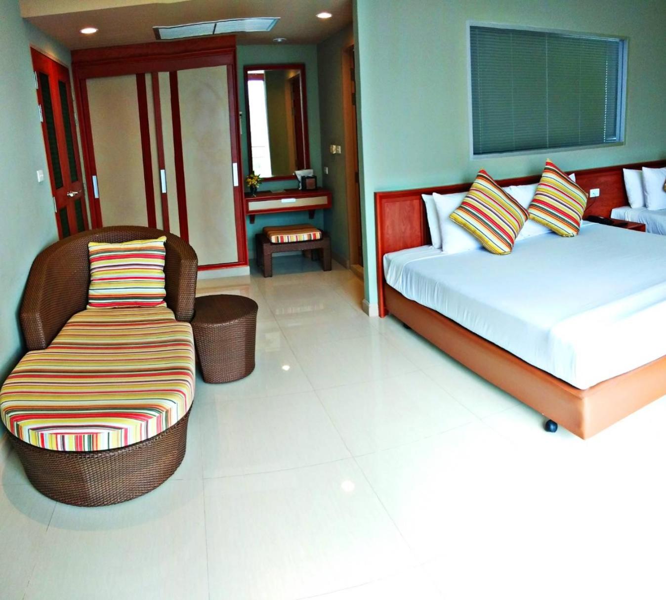 One-Bedroom Suite - Photo 7
