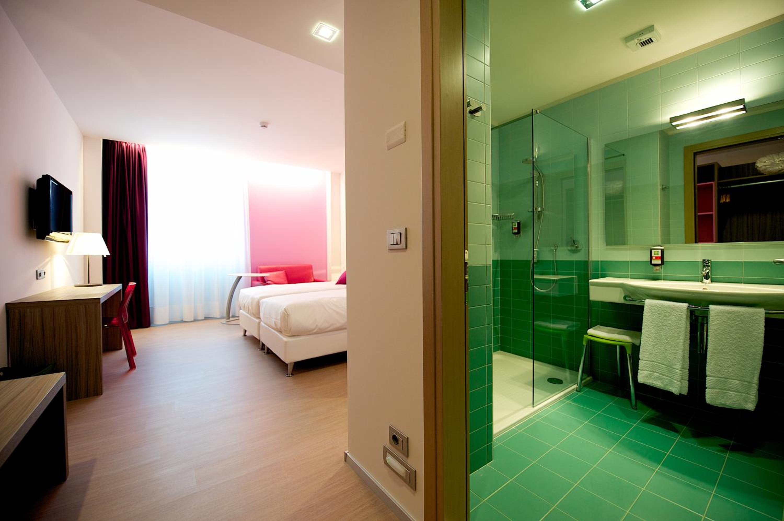 Standard Room with 2 Single Beds and 1 Sofa Bed - Photo 1
