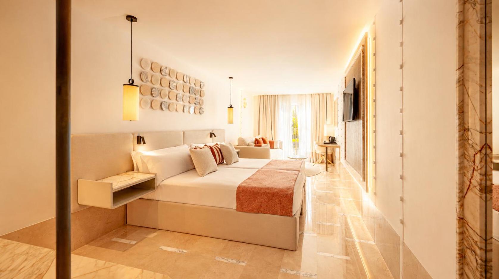 Premium Superior Room thumbnail 5