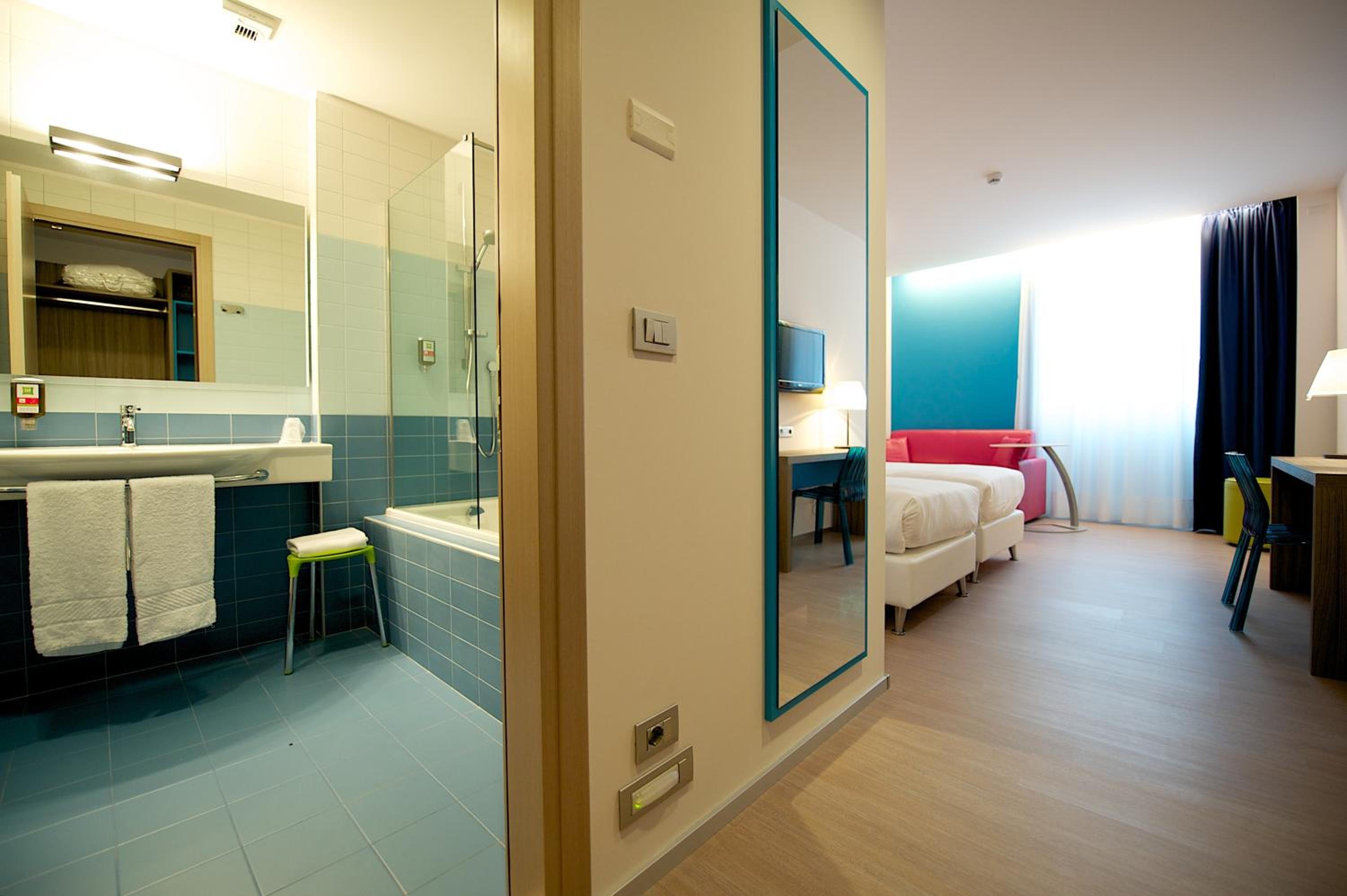 Standard Room with 2 Single Beds and 1 Sofa Bed - Photo 2