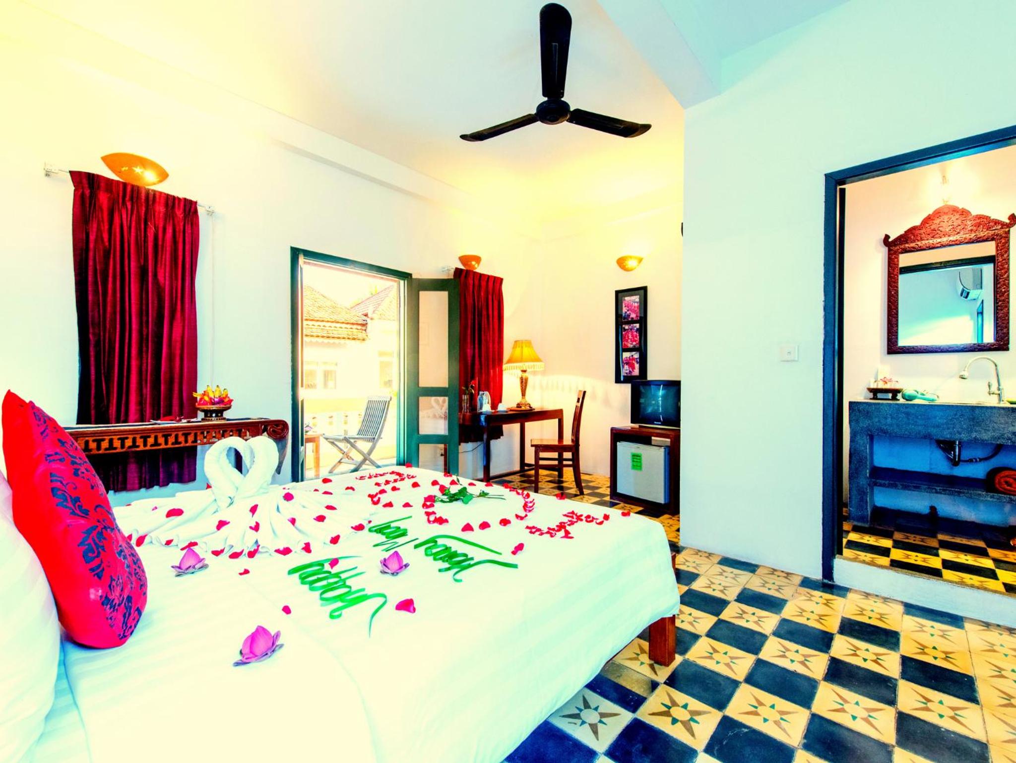 Deluxe Double Room with Balcony - Photo 5