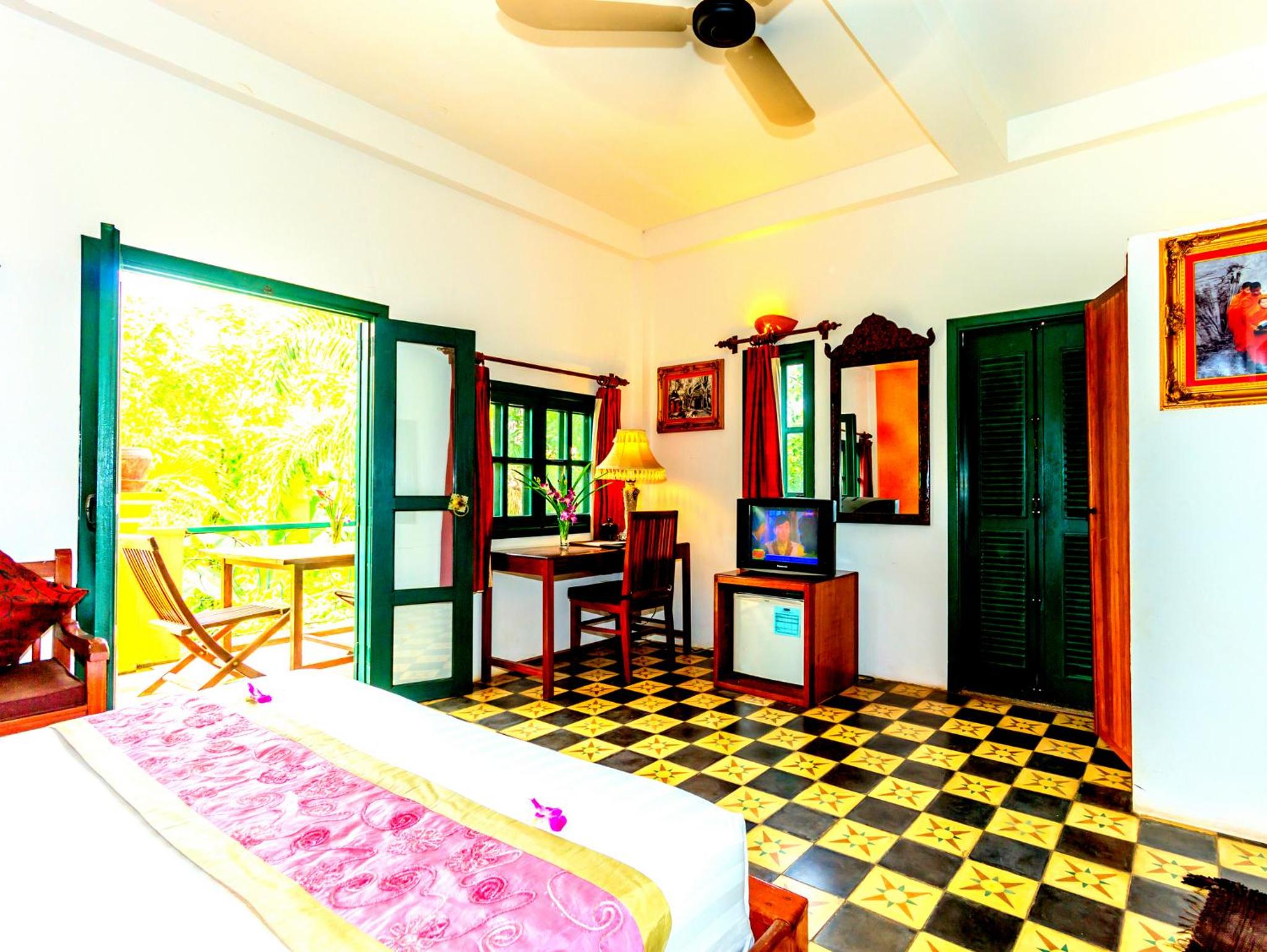 Deluxe Double Room with Balcony - Photo 6