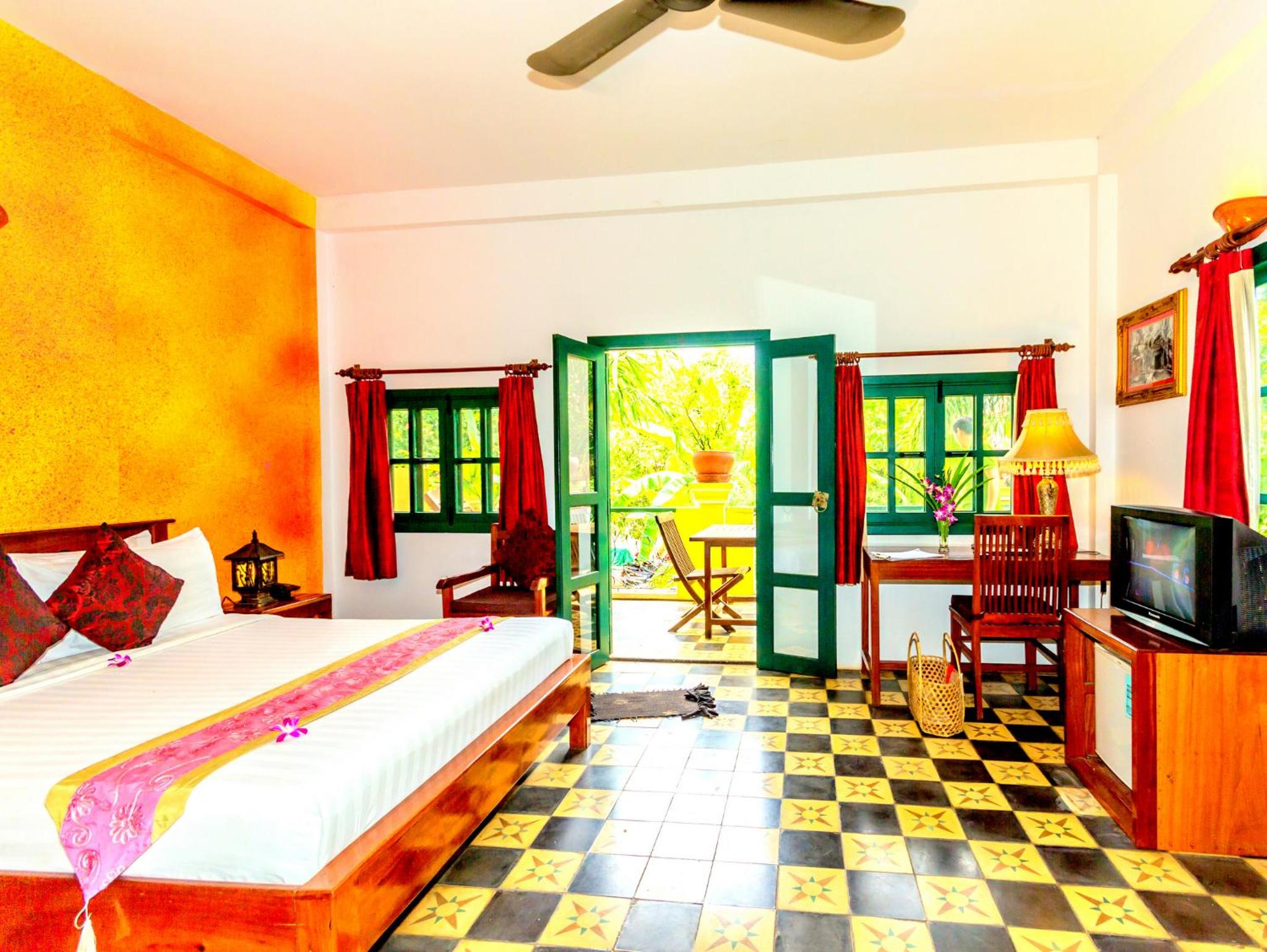 Deluxe Double Room with Balcony - Photo 4