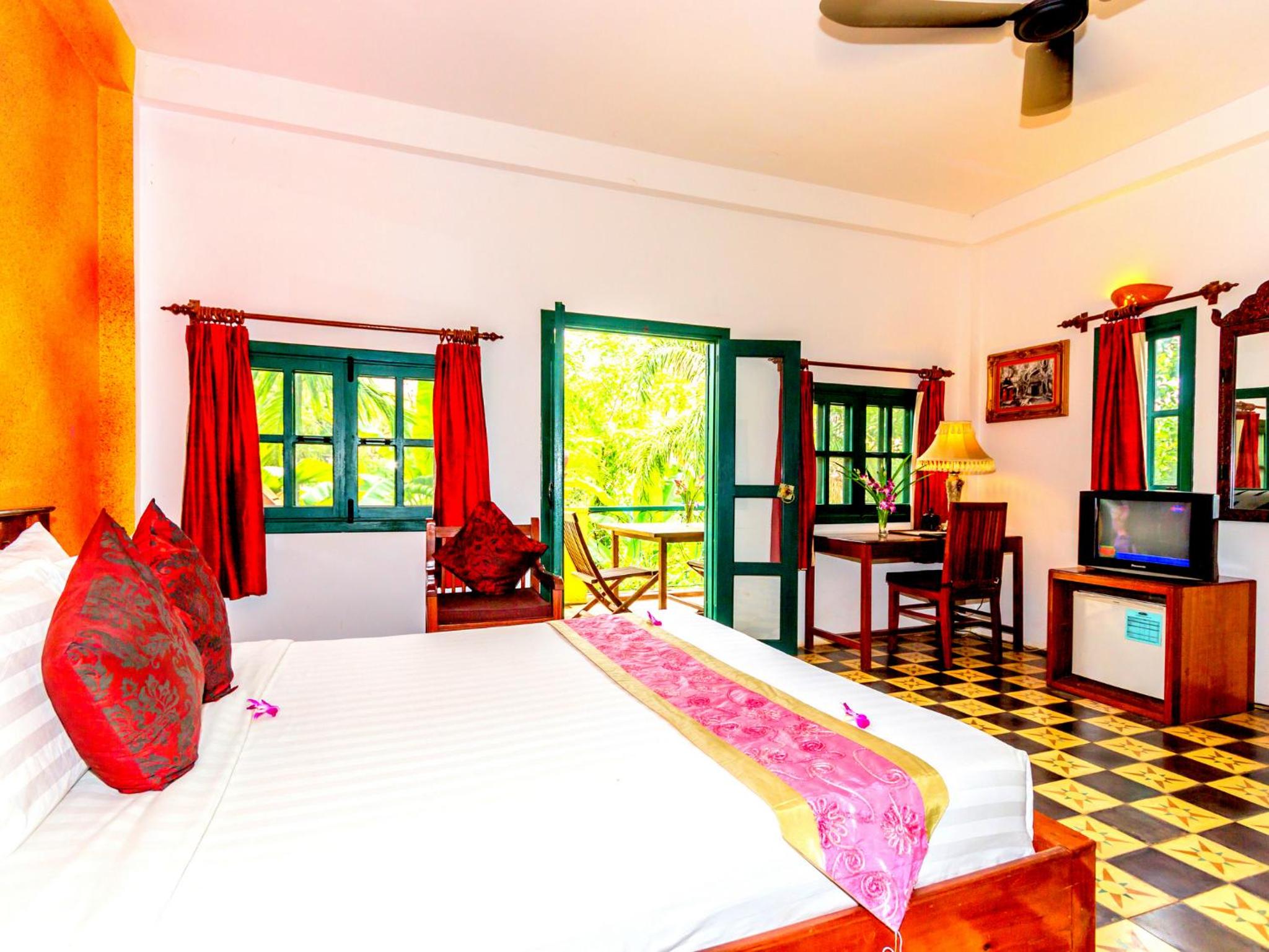 Deluxe Double Room with Balcony - Photo 2