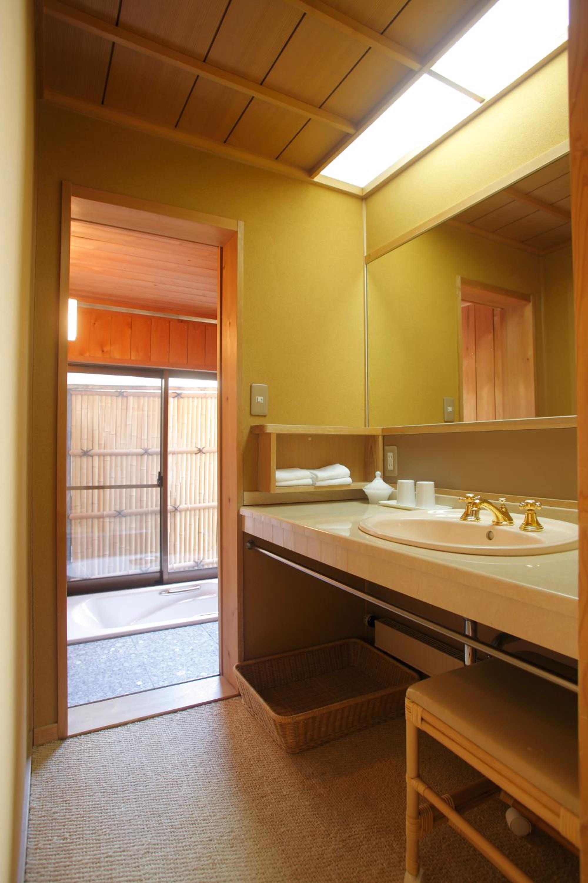 Japanese-Style Deluxe Room with Balcony - A photo 2