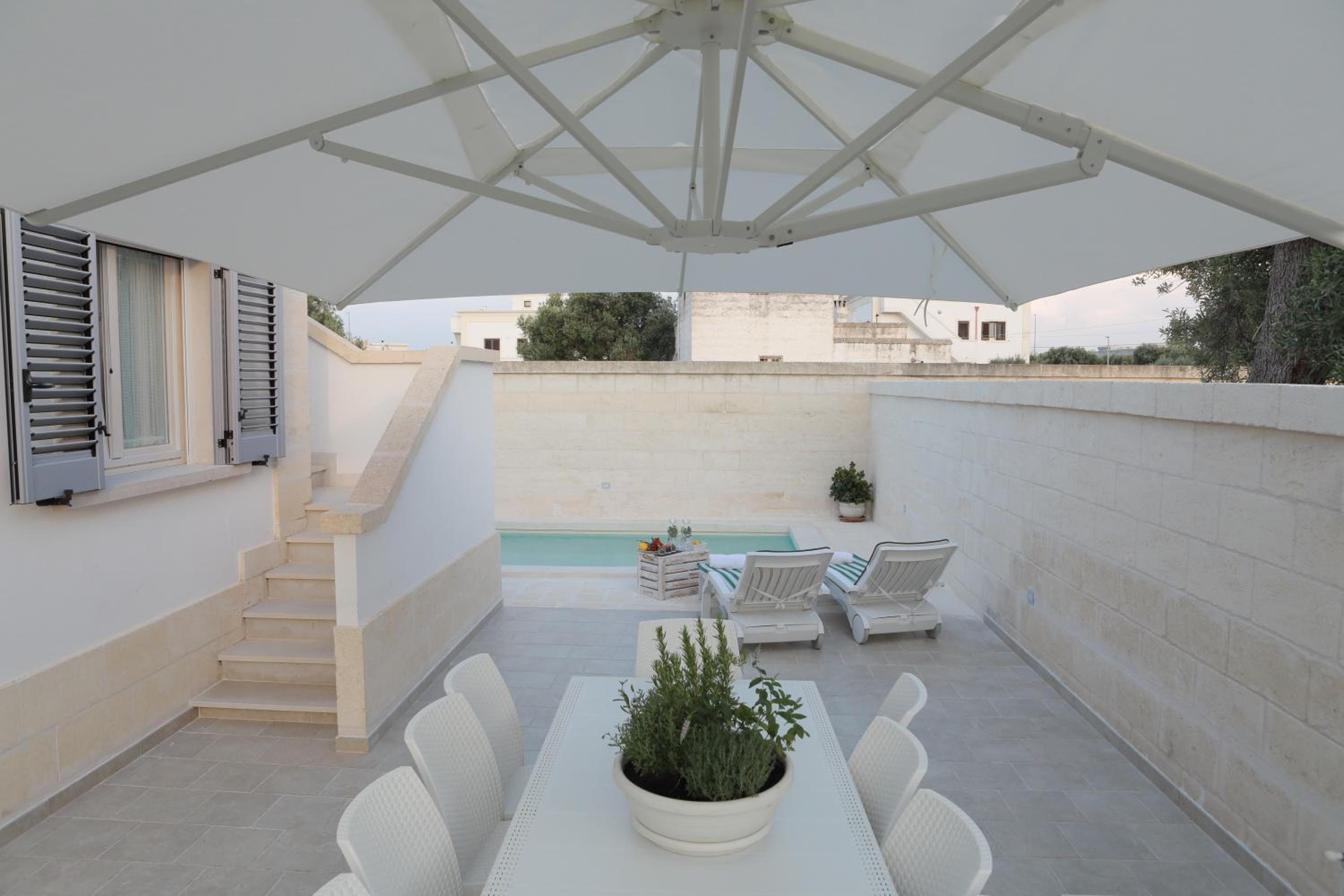 Apartment with pool photo 3
