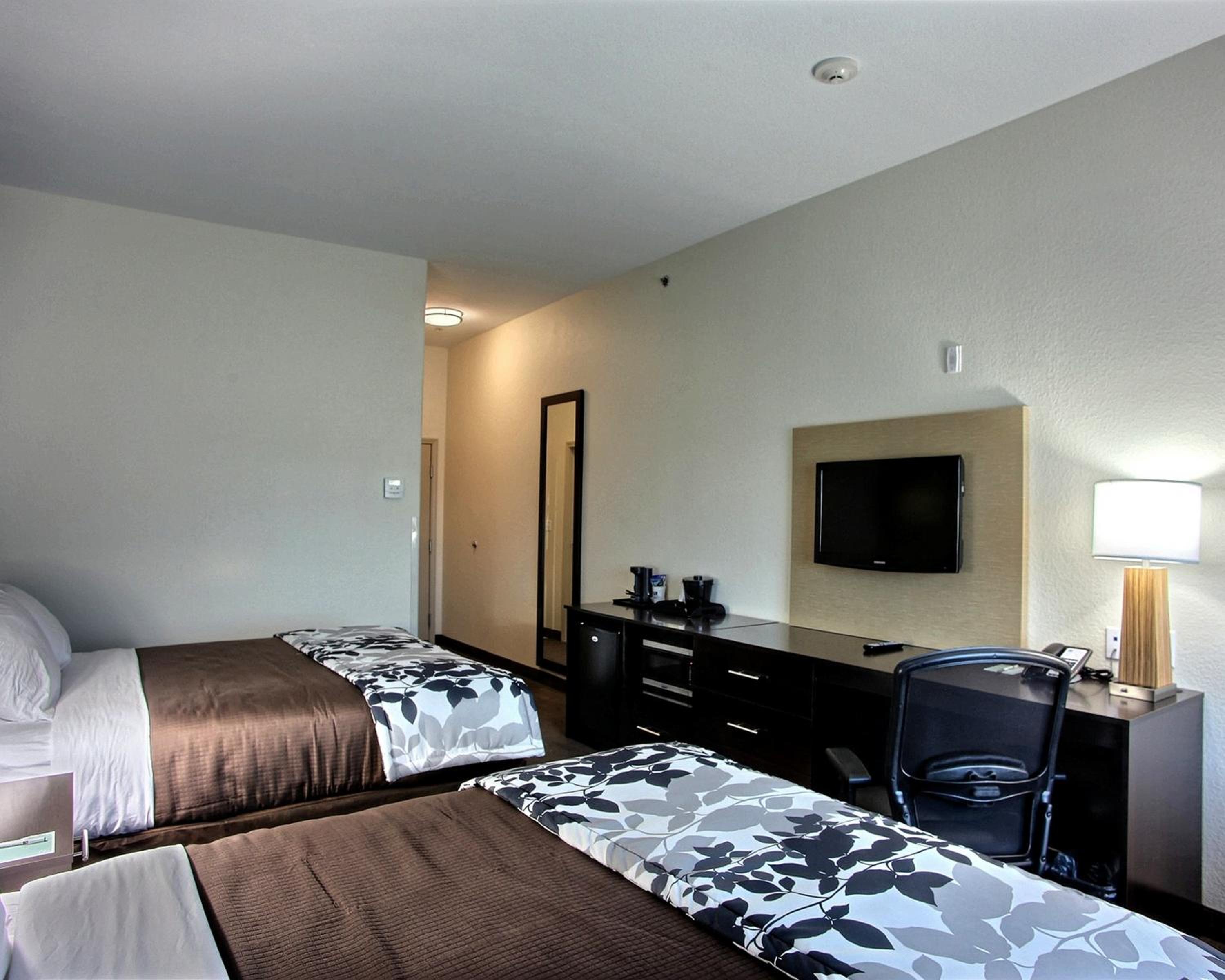 Queen Room with Two Queen Beds - Non-Smoking - Photo 2