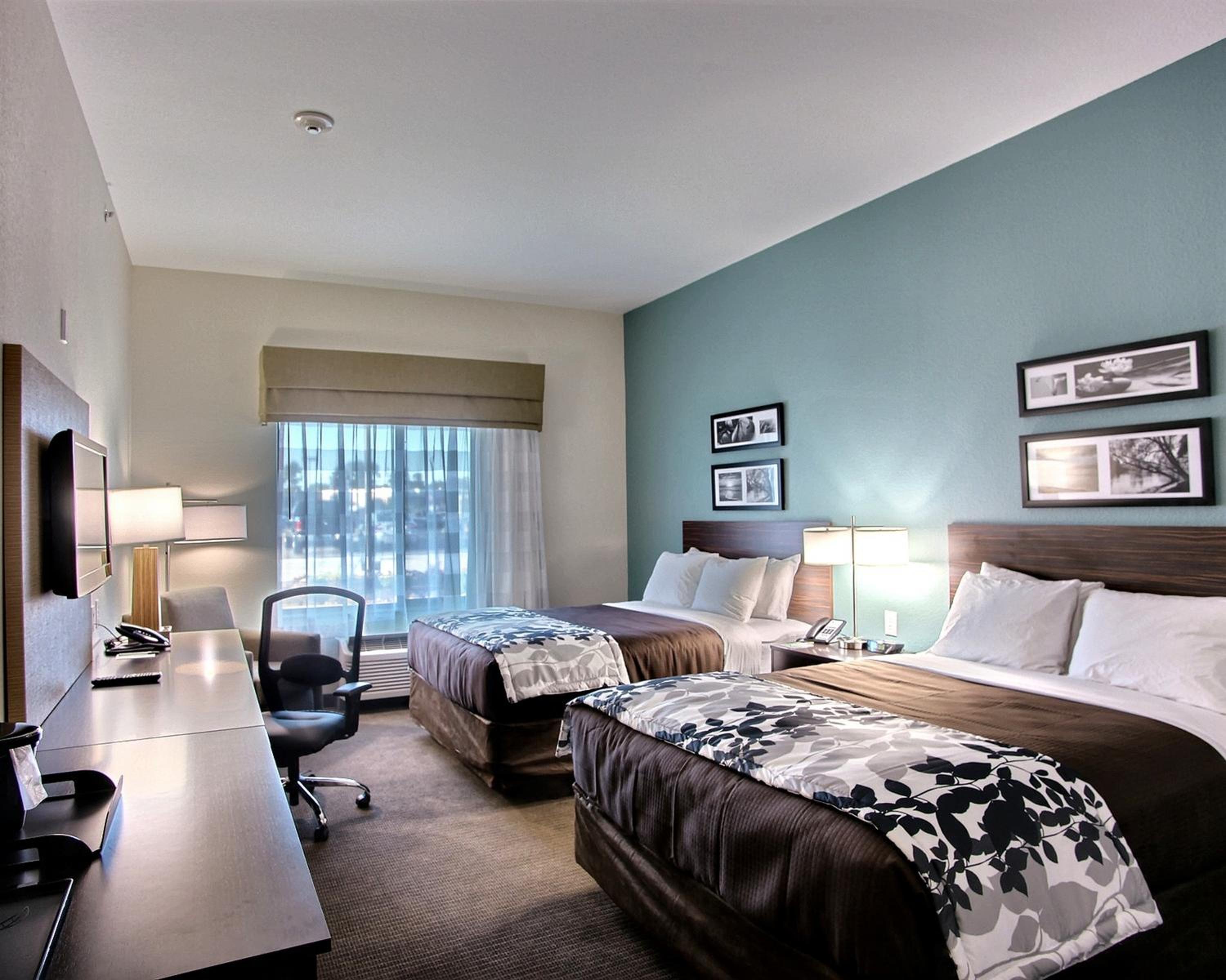 Queen Room with Two Queen Beds - Non-Smoking - Photo 1