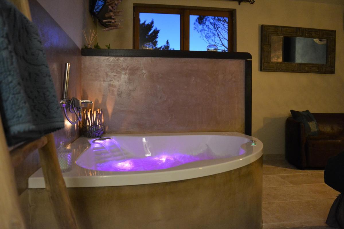 Double Room with Spa Bath photo 2