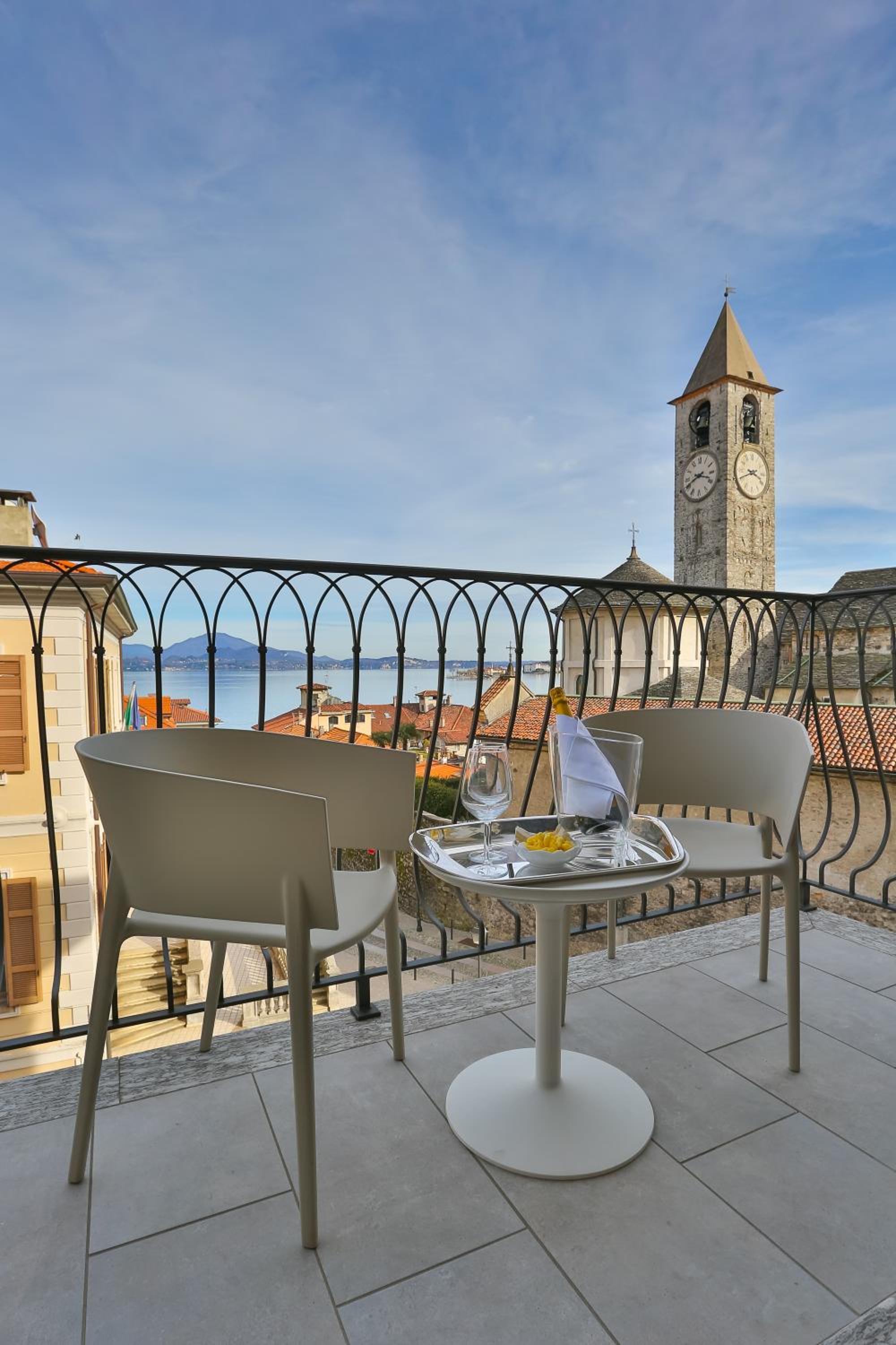 Large Suite with Lake View photo 2