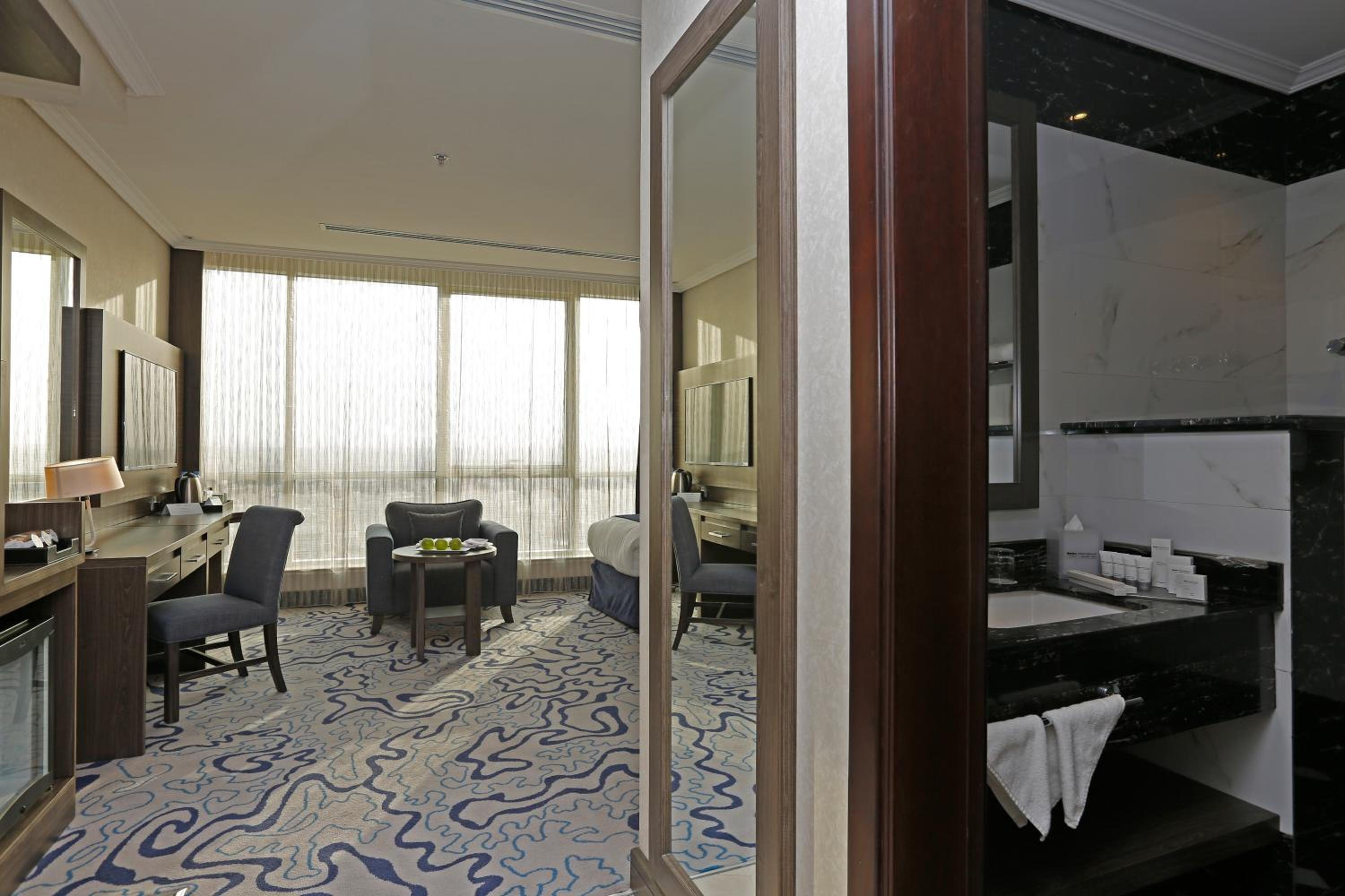 Deluxe Twin Room thumbnail 6