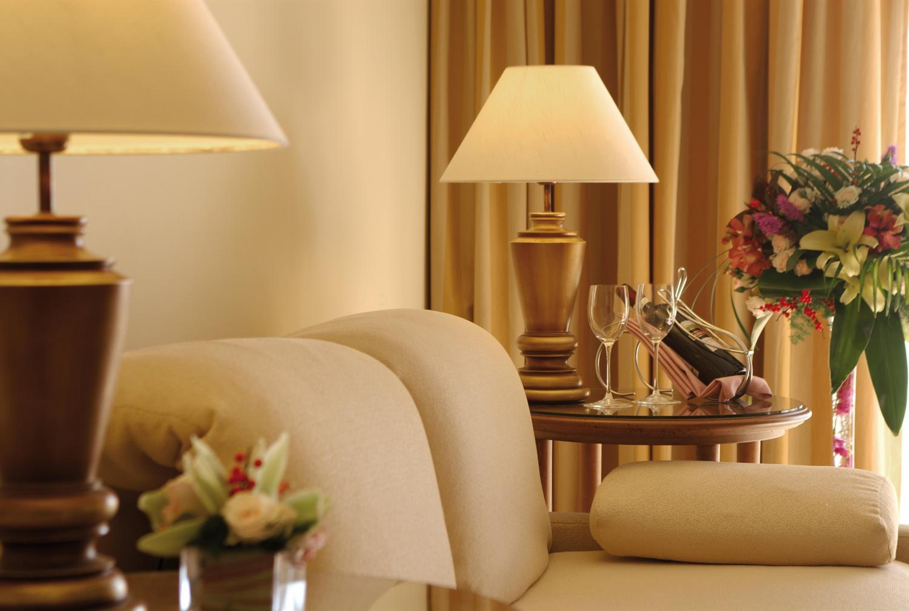 Deluxe King Room with Sea View - Photo 6