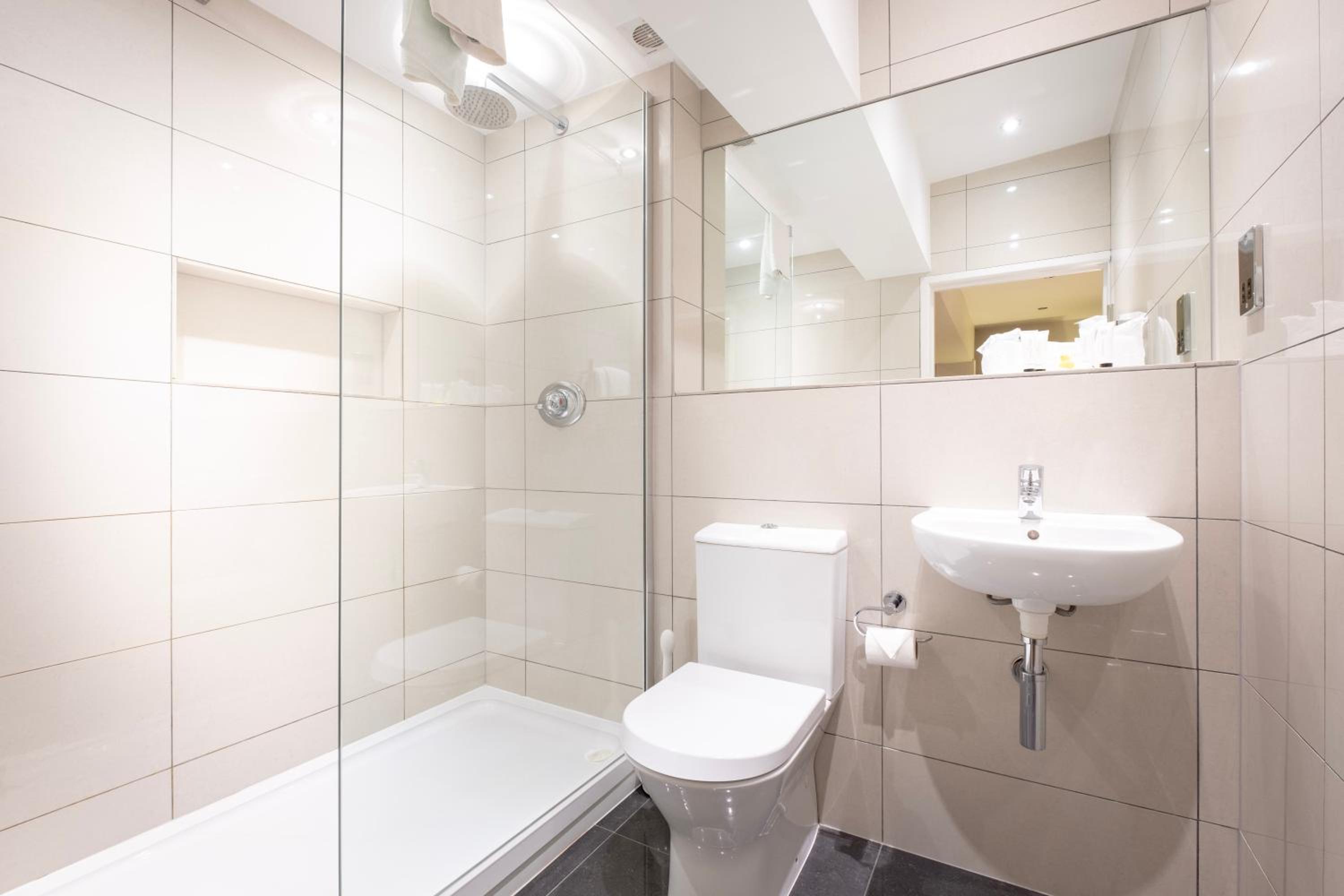 Triple en-suite with shower photo 2