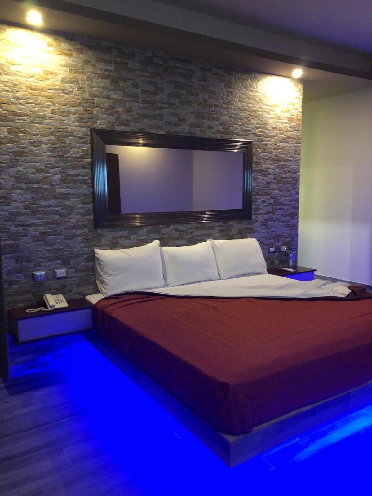 Deluxe King Suite - Photo 13