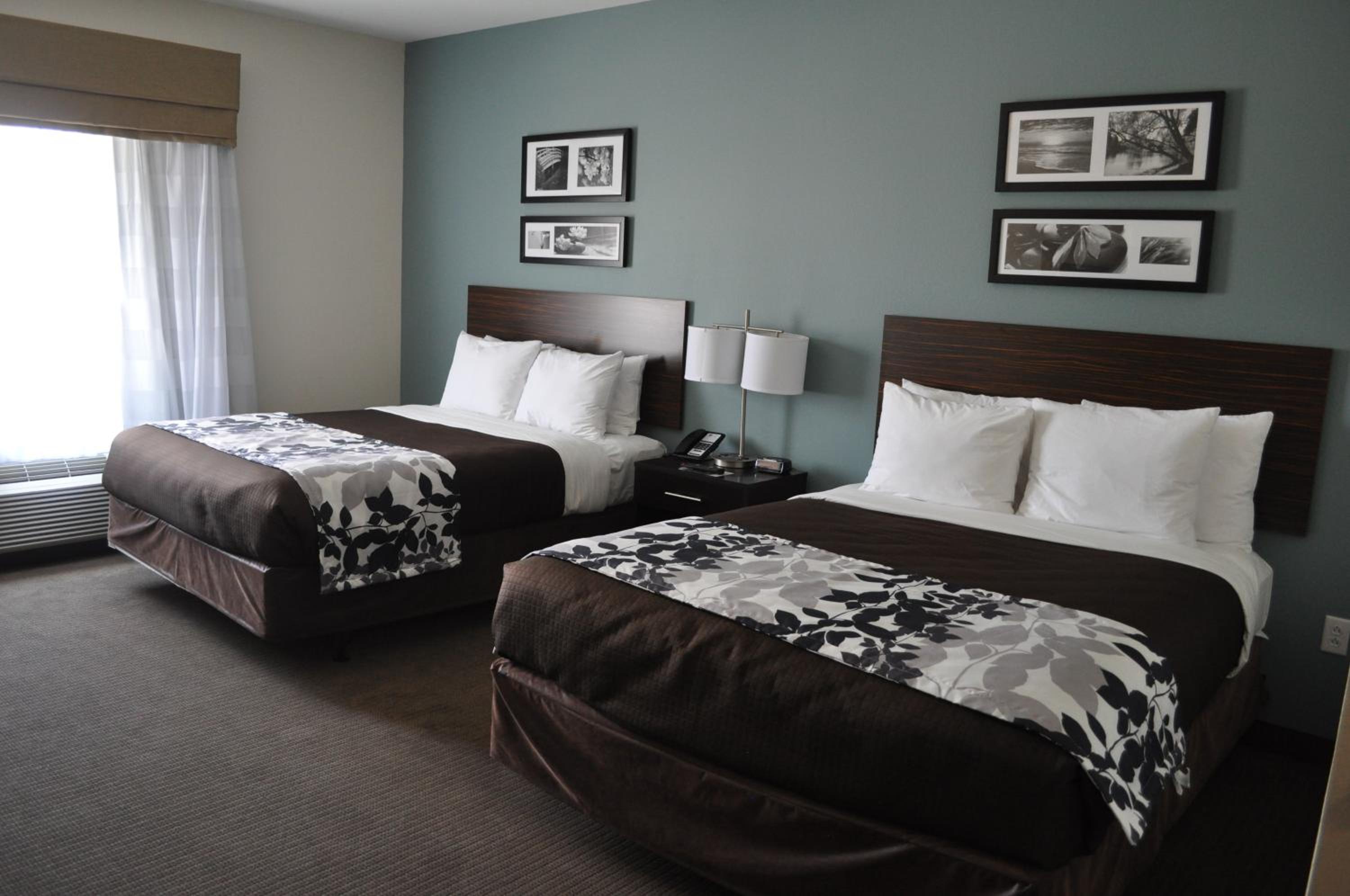 Queen Room with Two Queen Beds - Non-Smoking - Photo 4