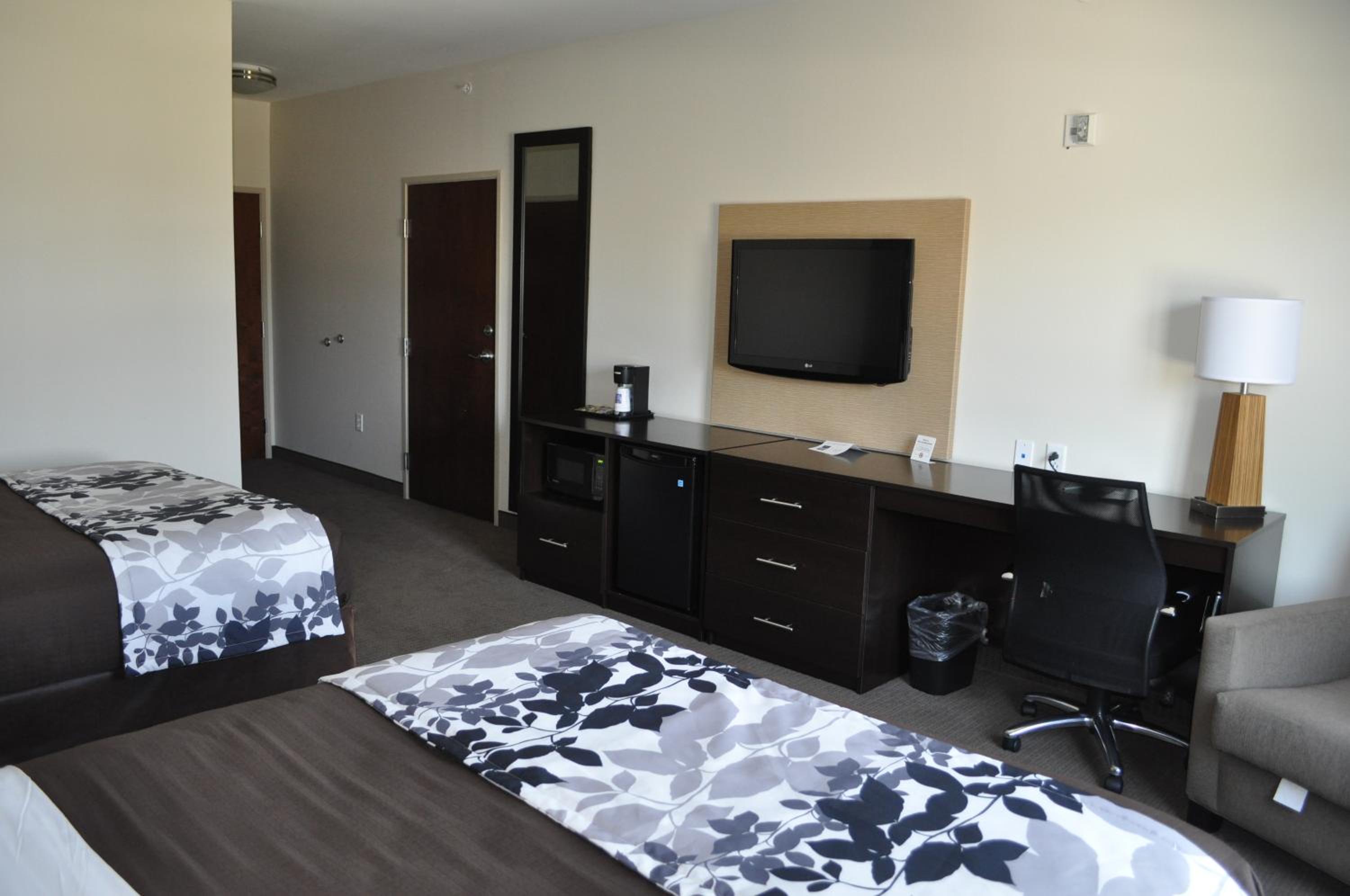 Queen Room with Two Queen Beds - Non-Smoking - Photo 3