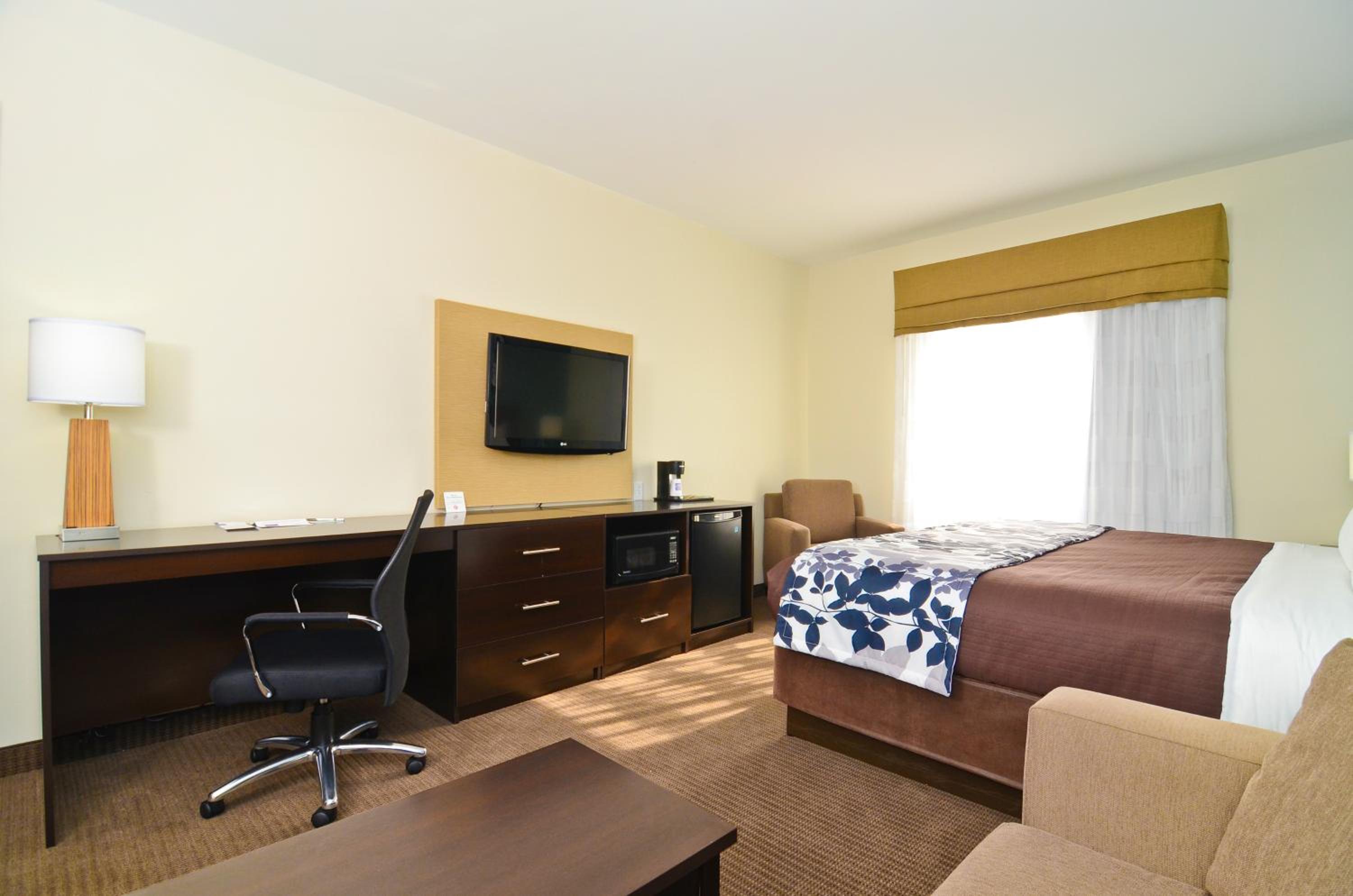 Queen Room with Two Queen Beds - Non-Smoking - Photo 1