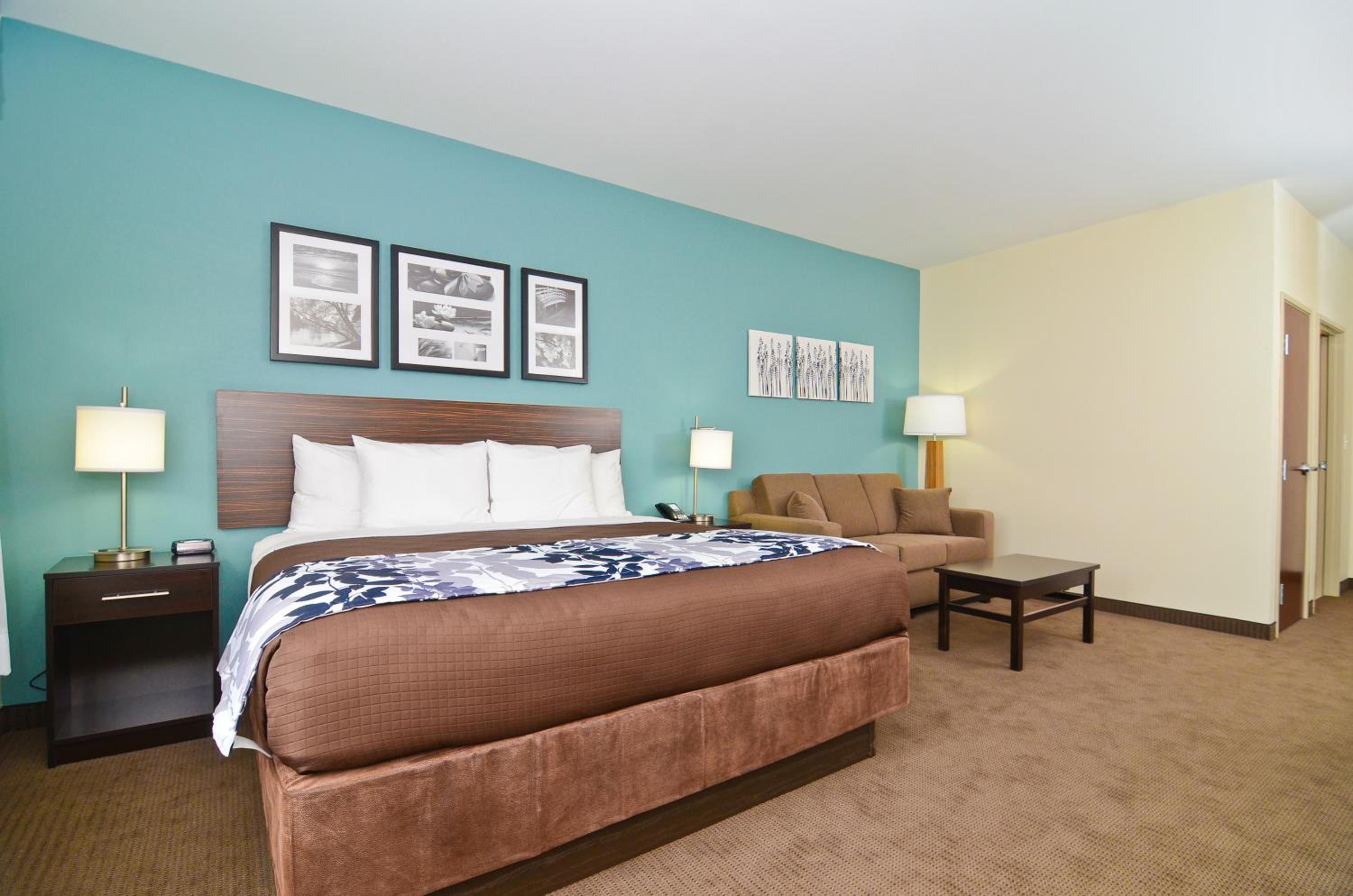 Queen Room with Two Queen Beds - Non-Smoking - Photo 2