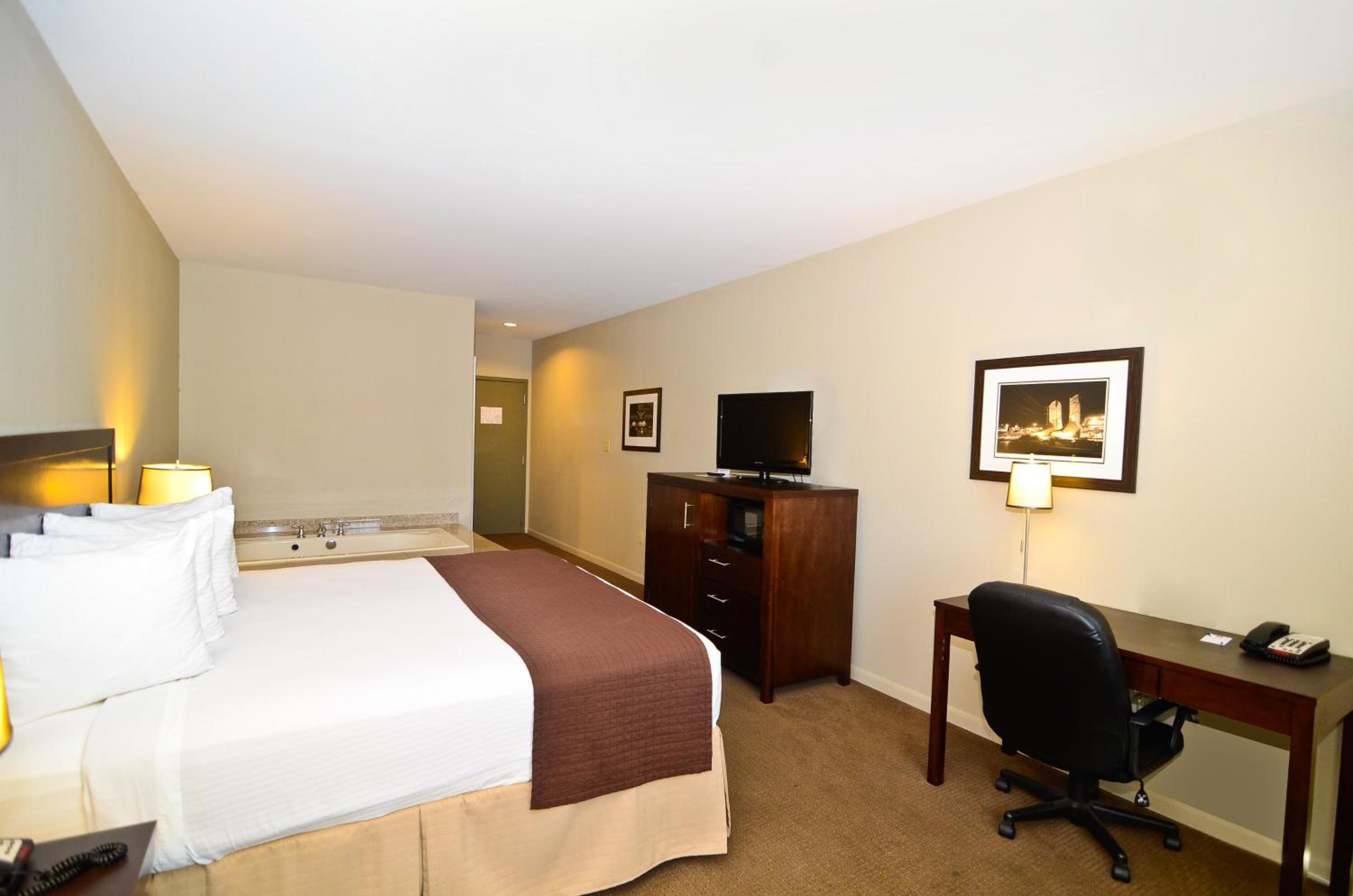 King Room with Jetted Tub, Non-Smoking - Photo 1