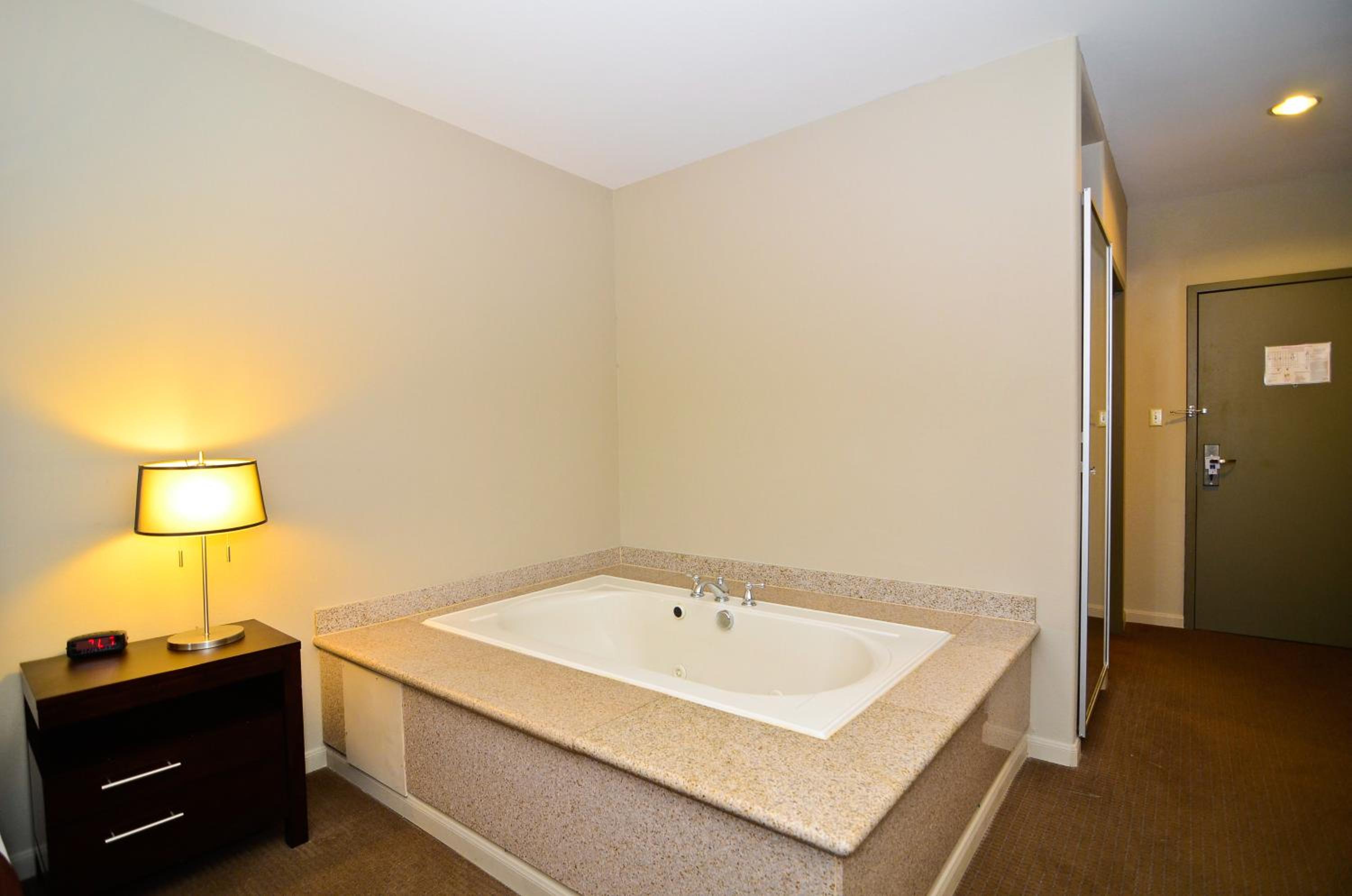 King Room with Jetted Tub, Non-Smoking - Photo 8