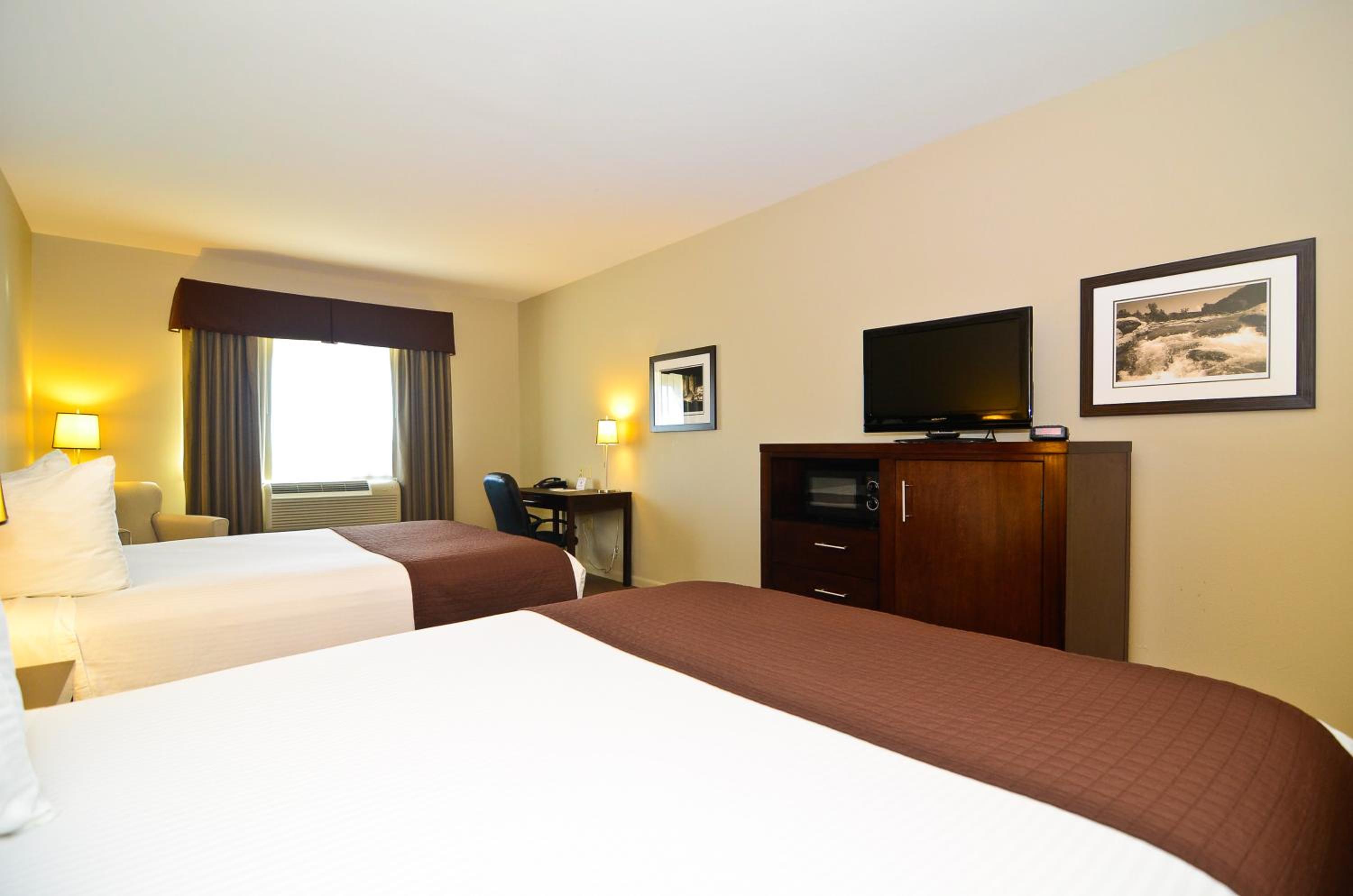 Queen Room with Two Queen Beds - Non-Smoking - Photo 1