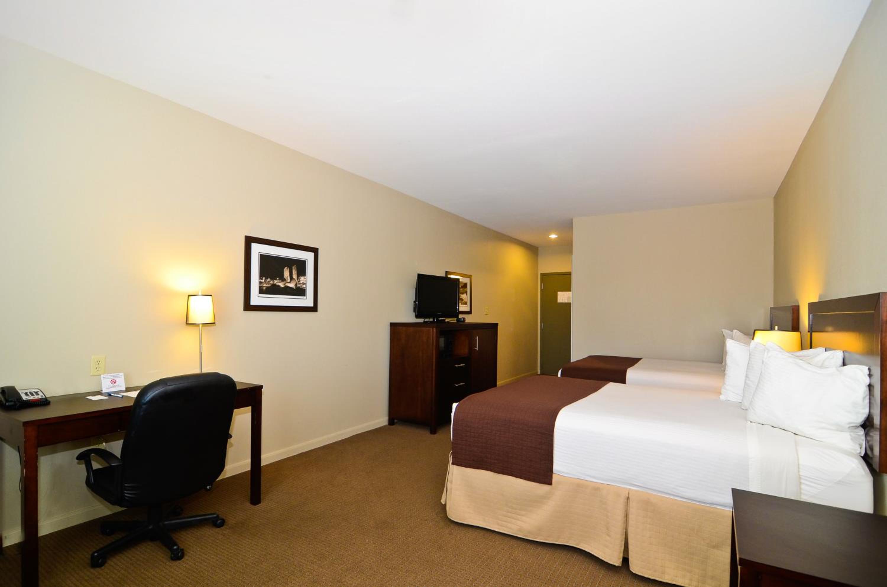 Queen Room with Two Queen Beds - Non-Smoking - Photo 2