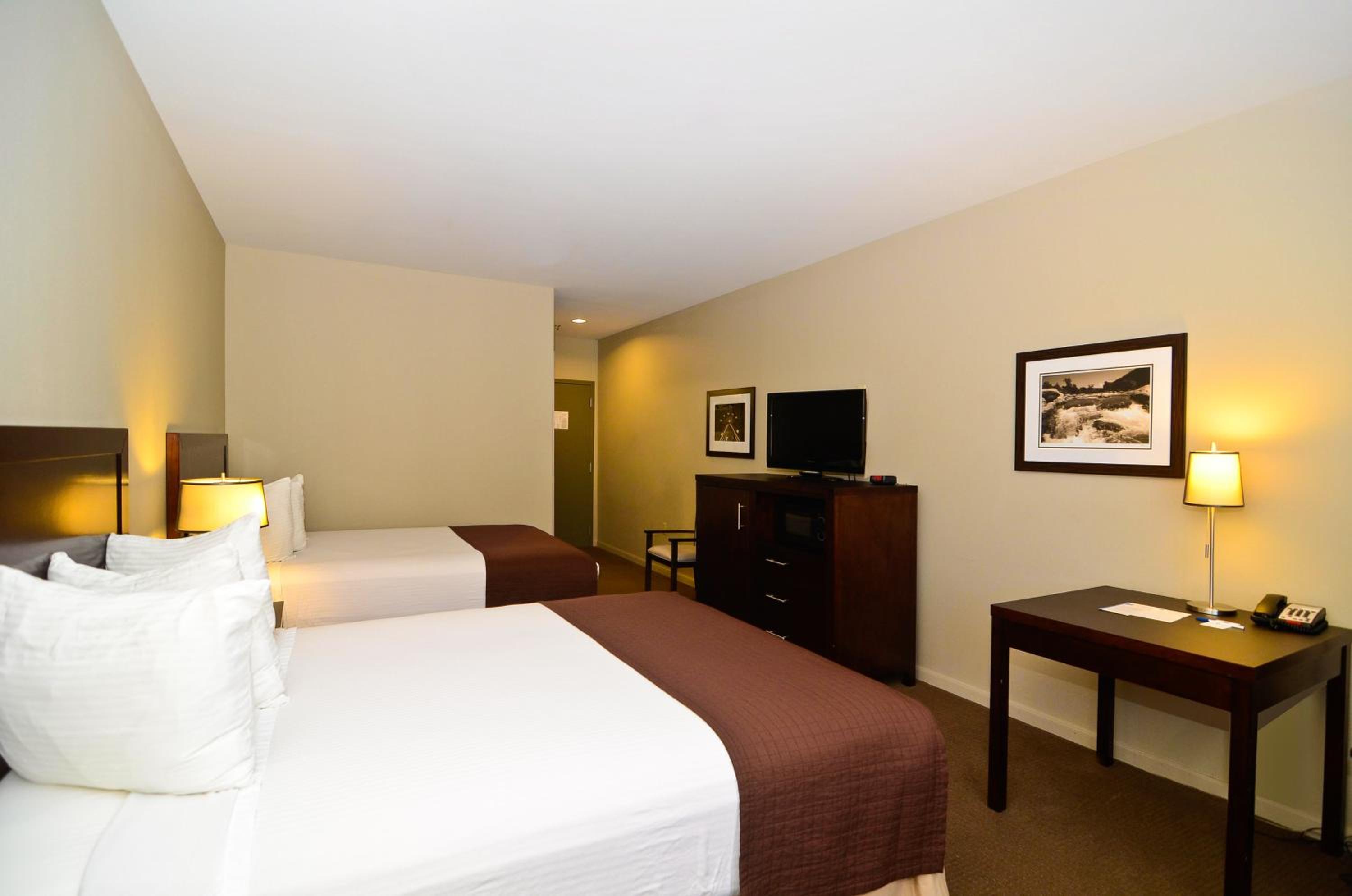 Queen Room with Two Queen Beds - Non-Smoking - Photo 10
