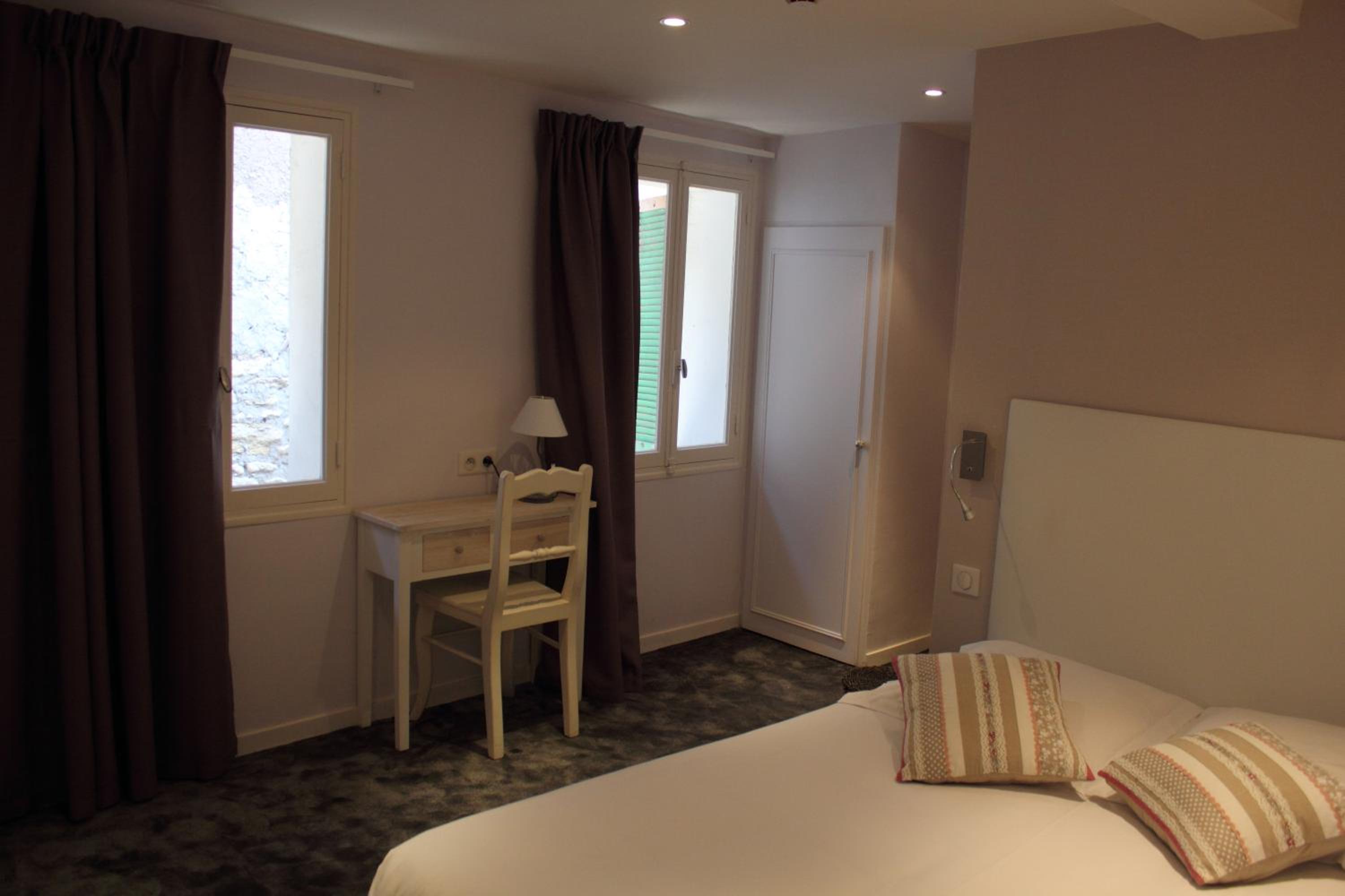 Small double bedroom - accessible by stairs - Photo 2