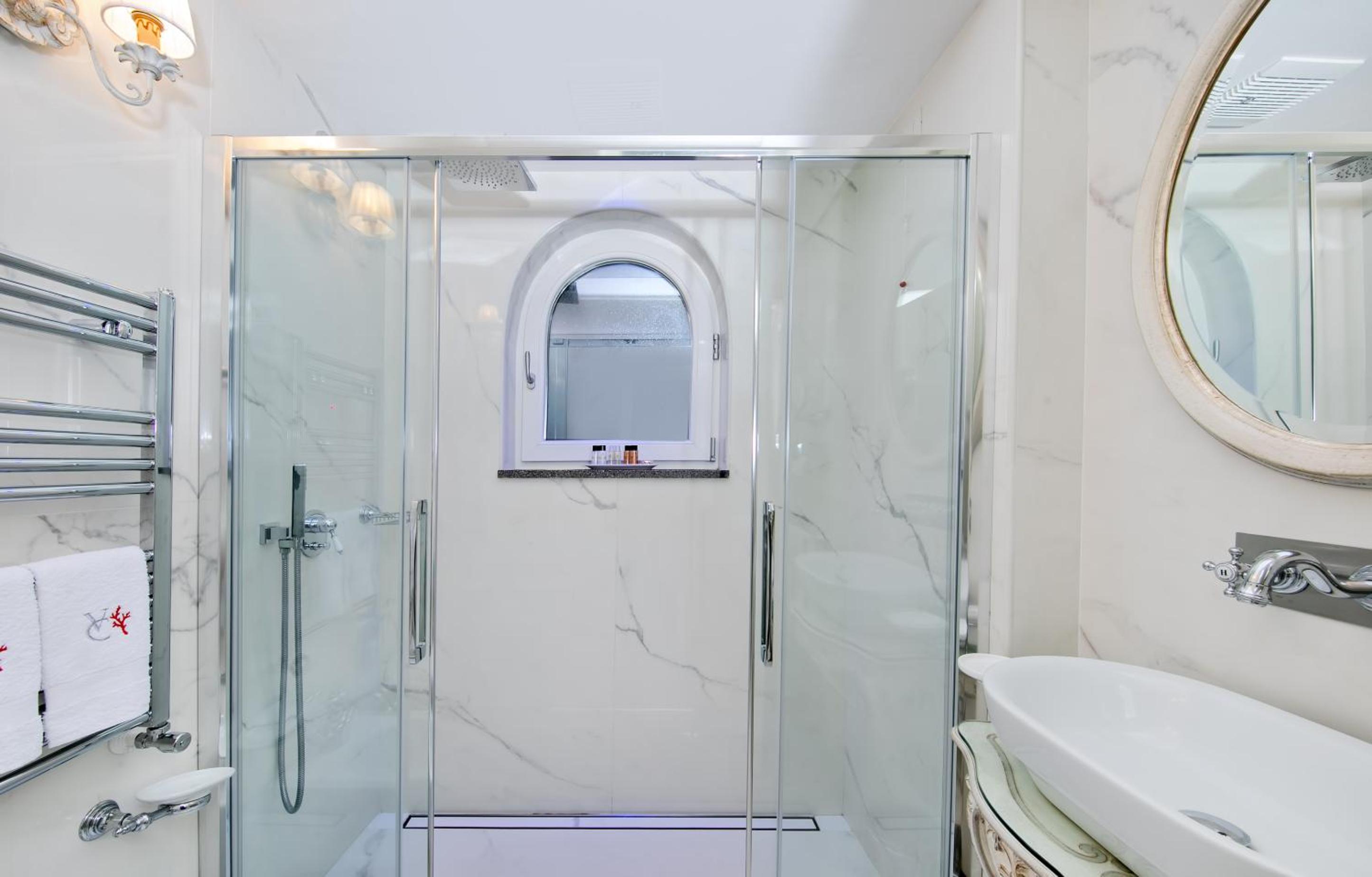 Double Room with Window and Garden View - Photo 4
