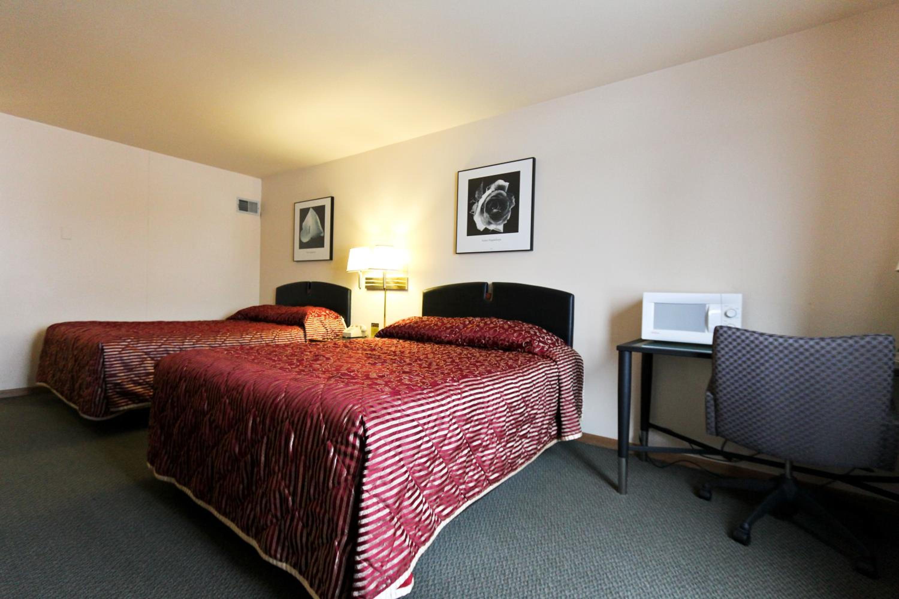Queen Room with Two Queen Beds photo 3