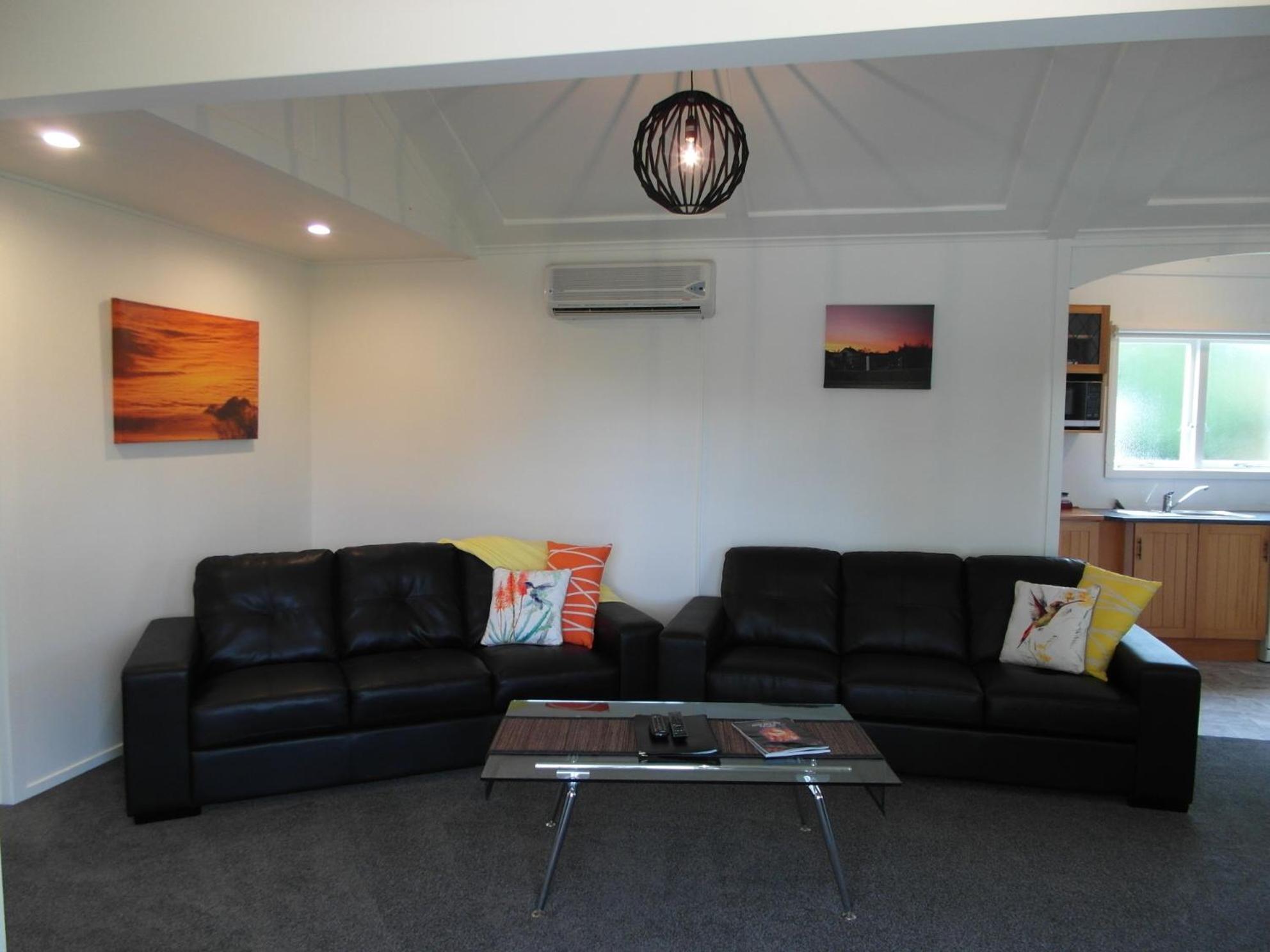 Three-Bedroom Cottage - Photo 2