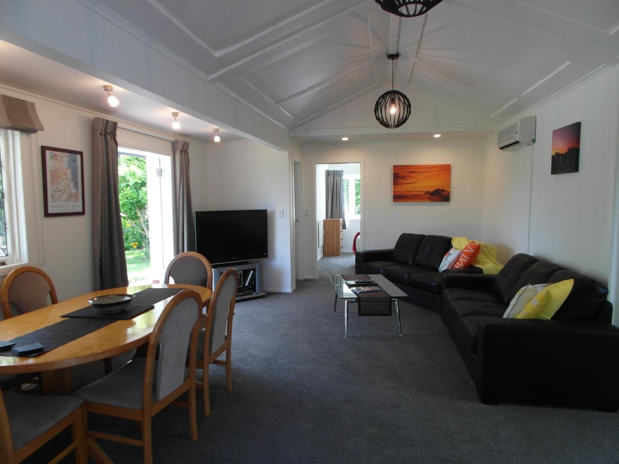 Three-Bedroom Cottage - Photo 3