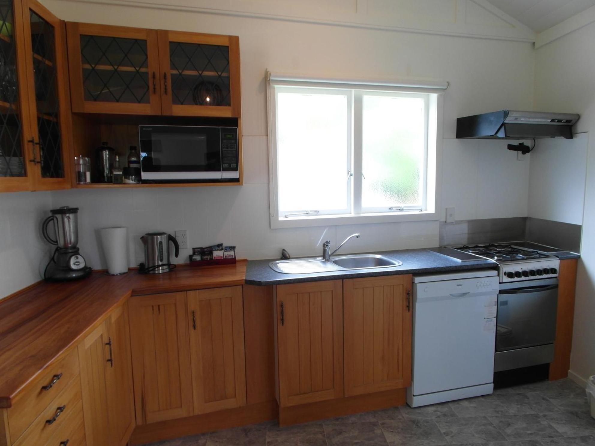 Three-Bedroom Cottage - Photo 4