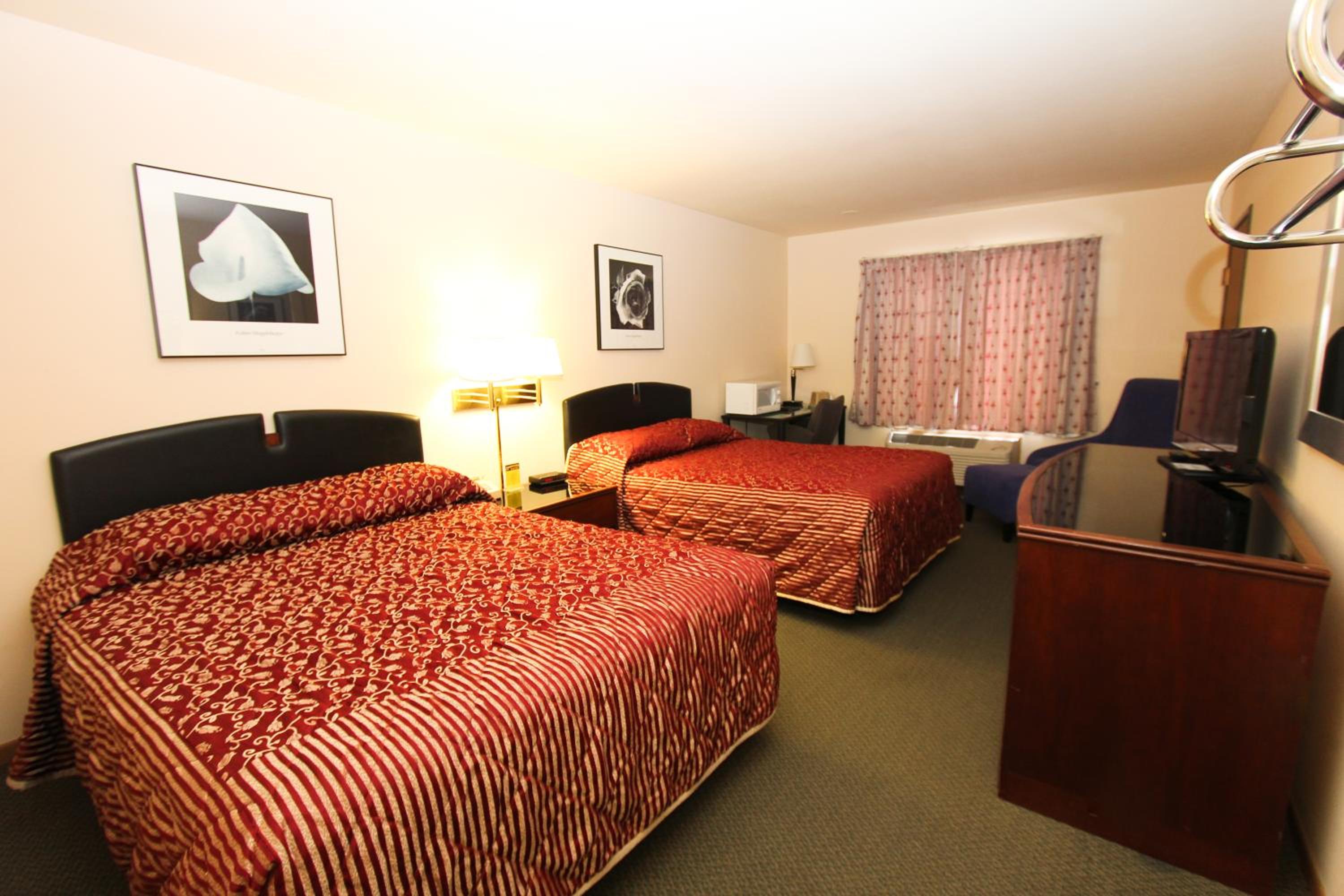 Queen Room with Two Queen Beds photo 2