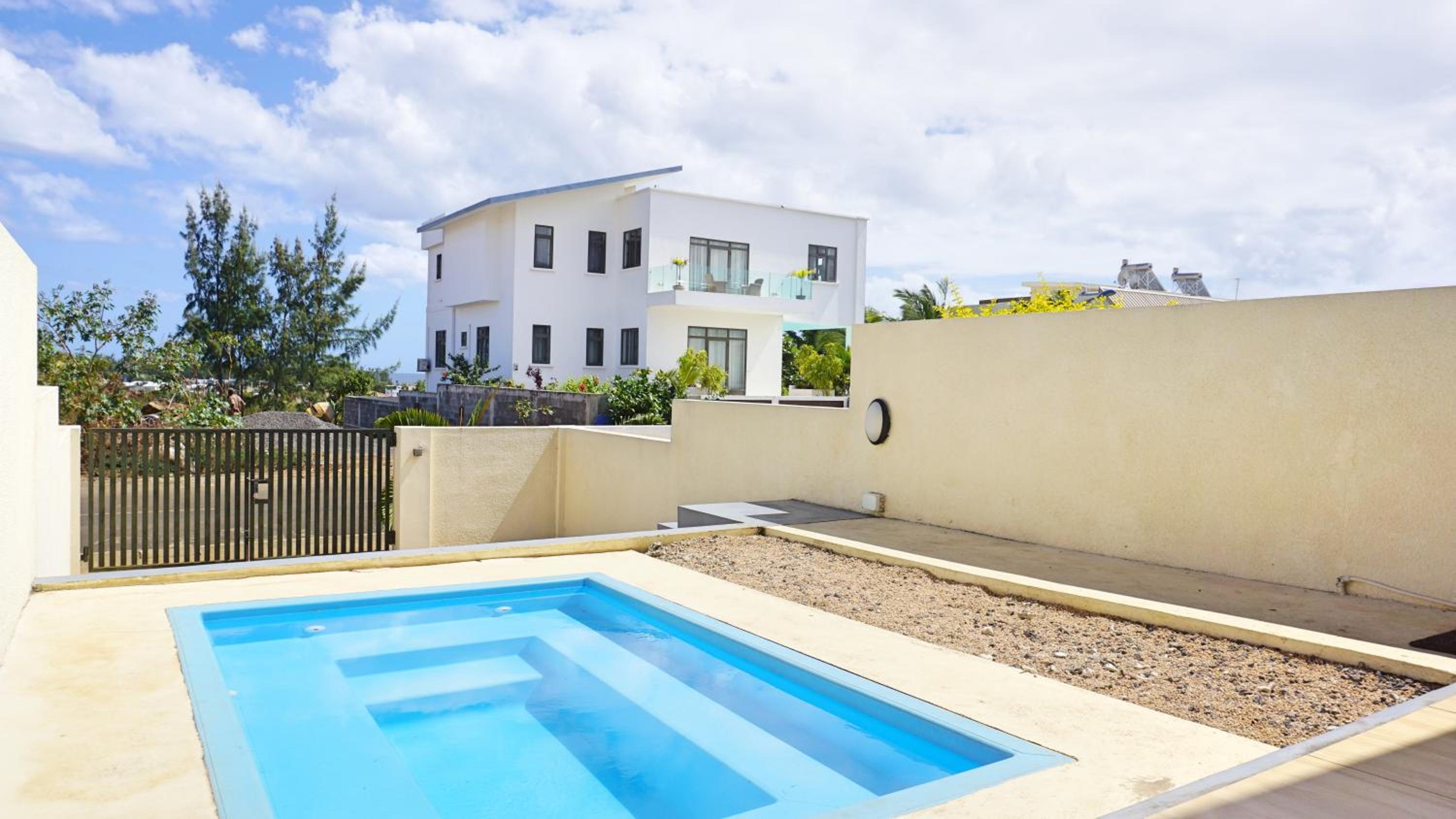 Apartment with Pool View 