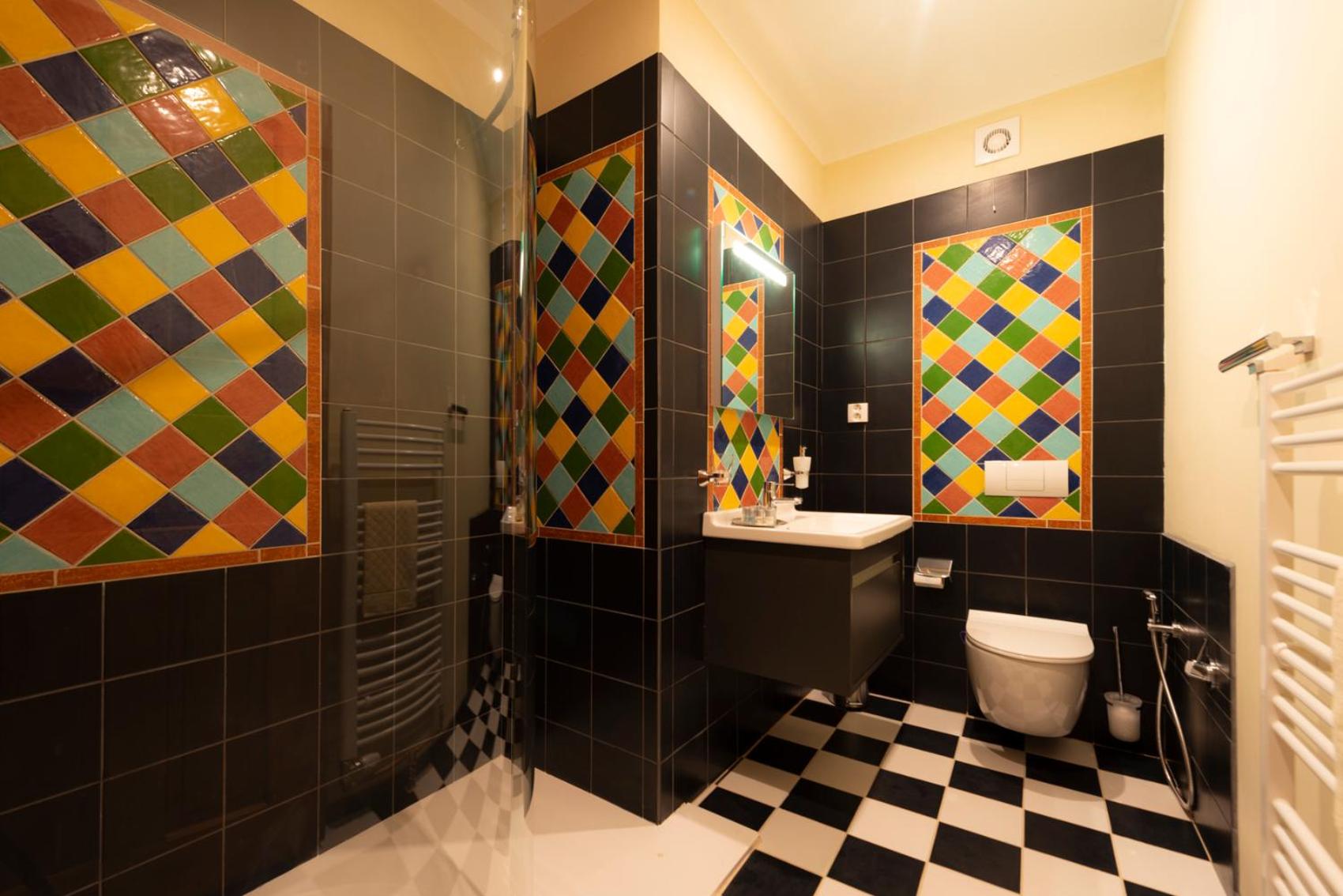 Quadruple Room with Private Bathroom - Photo 10