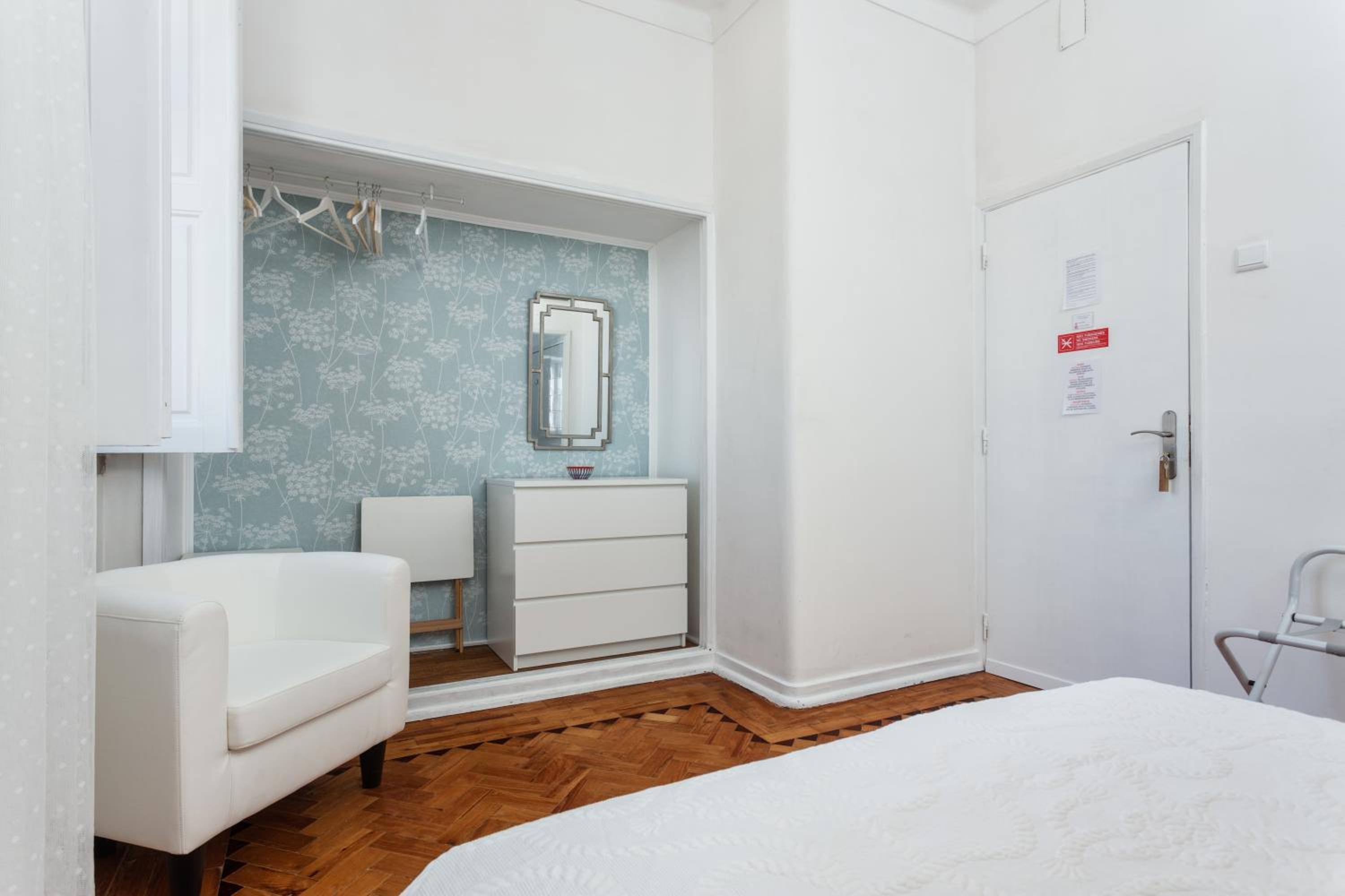 Double Room with River View and Private Bathroom - Photo 2