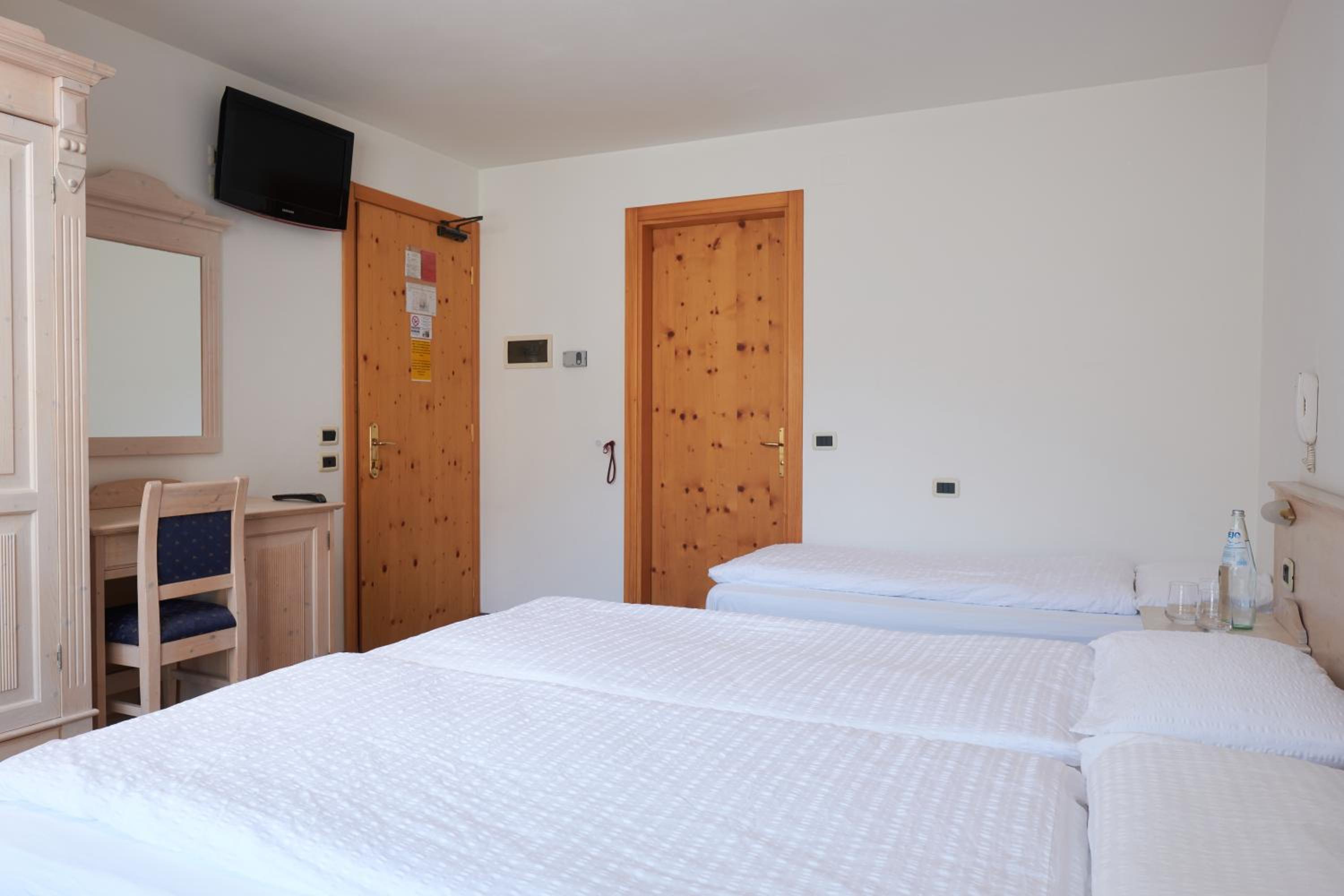 Quadruple Room with Mountain View photo 2