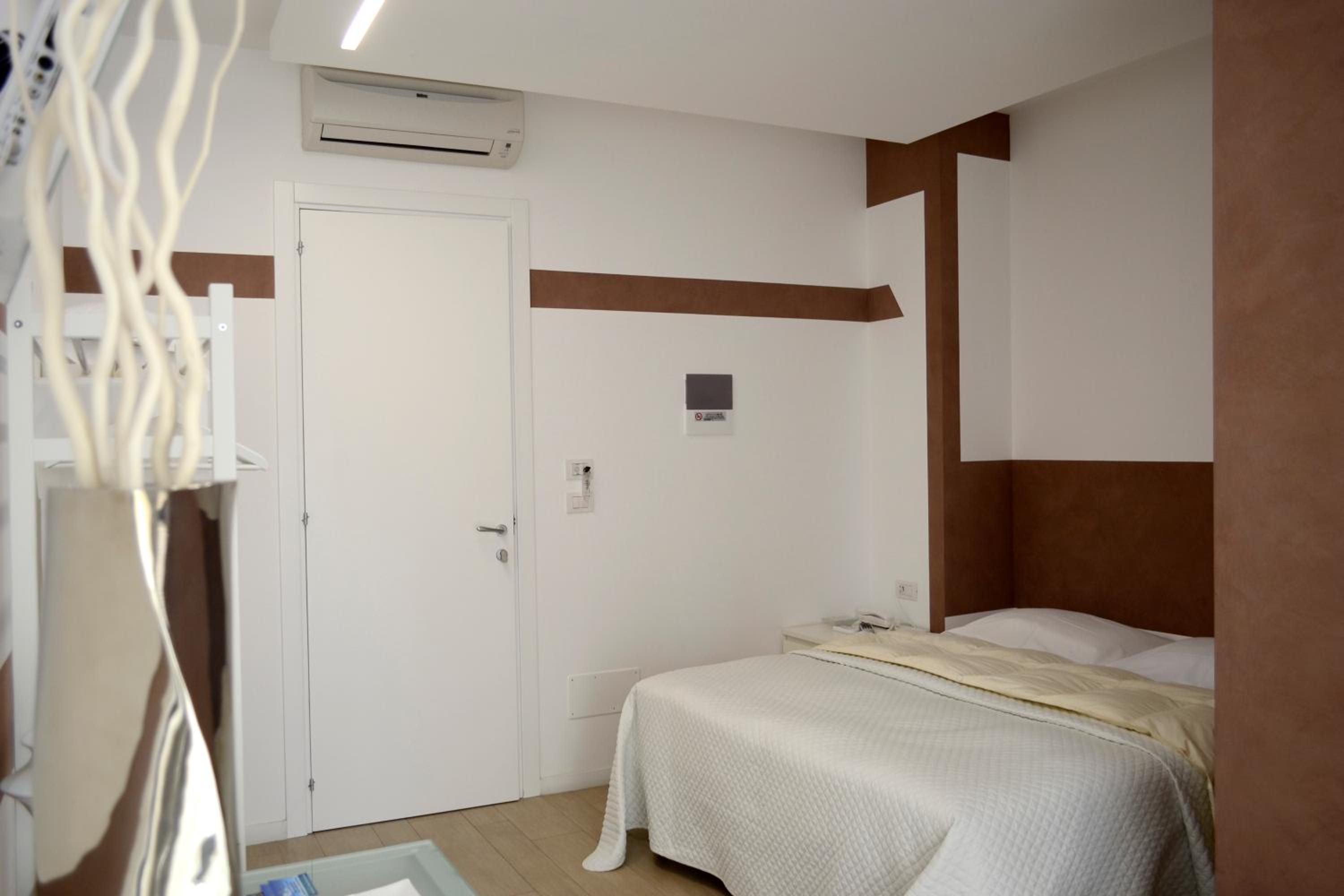 Double or Twin Room - Photo 3