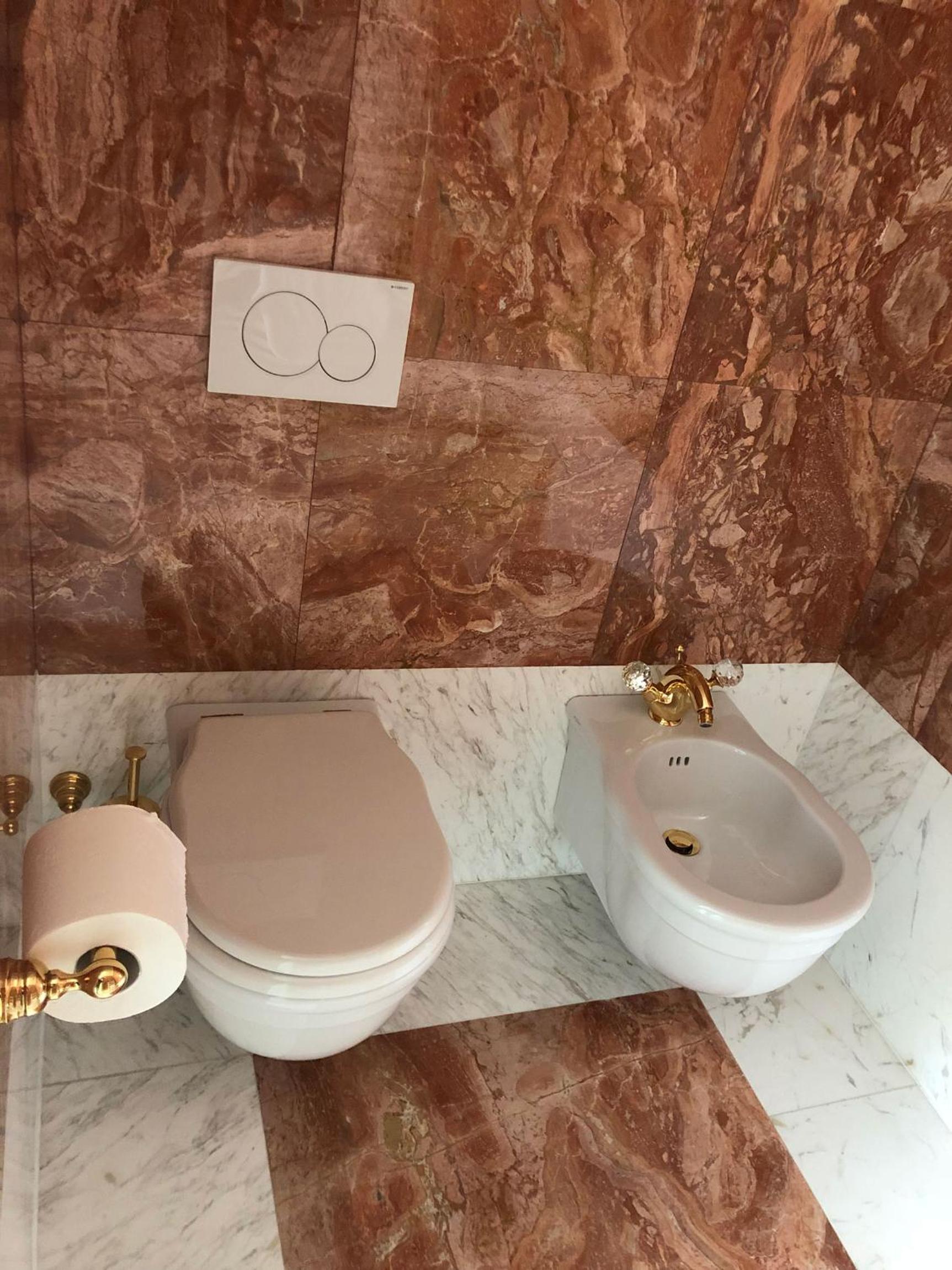 Queen Suite with Hot Tub - Photo 6