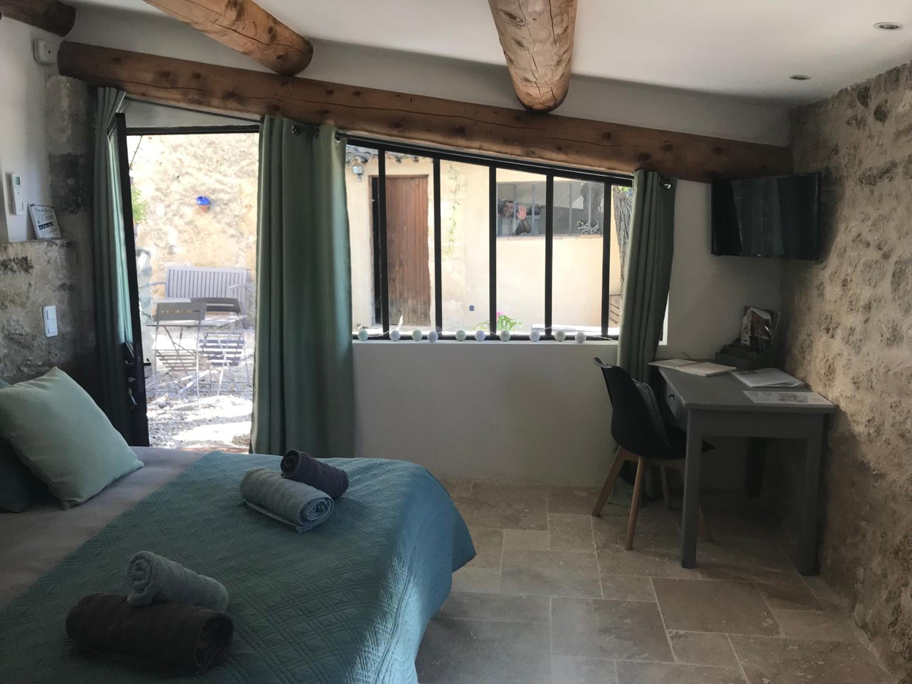 Double Room with Private Bathroom - Photo 10