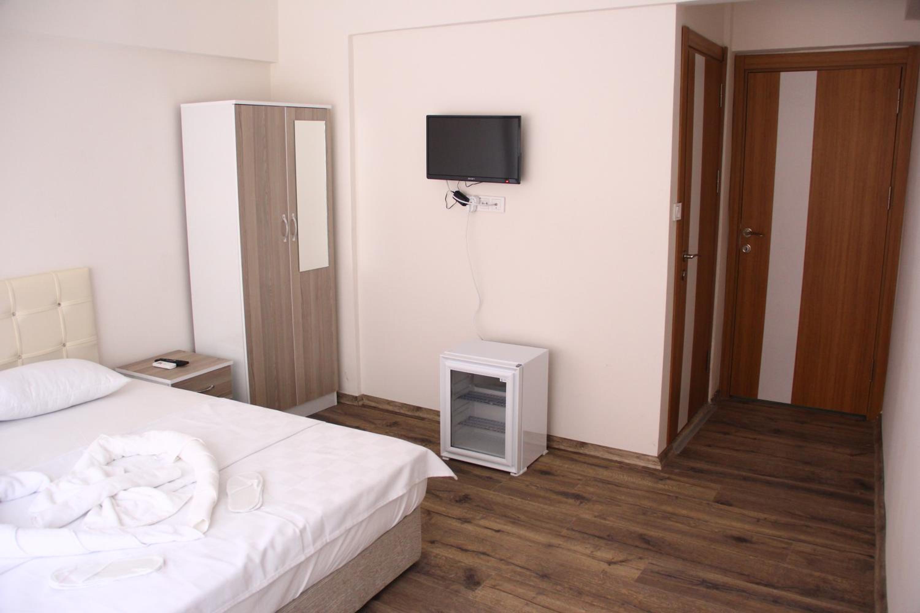 Basic Triple Room photo 3