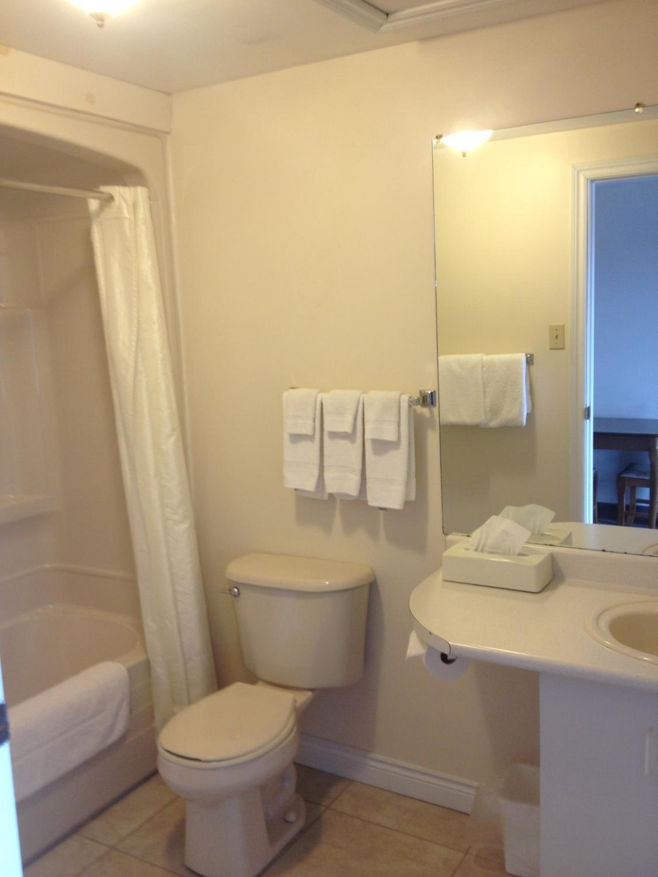 Efficiency Queen Room with Two Queen Beds - Non-Smoking - Photo 2