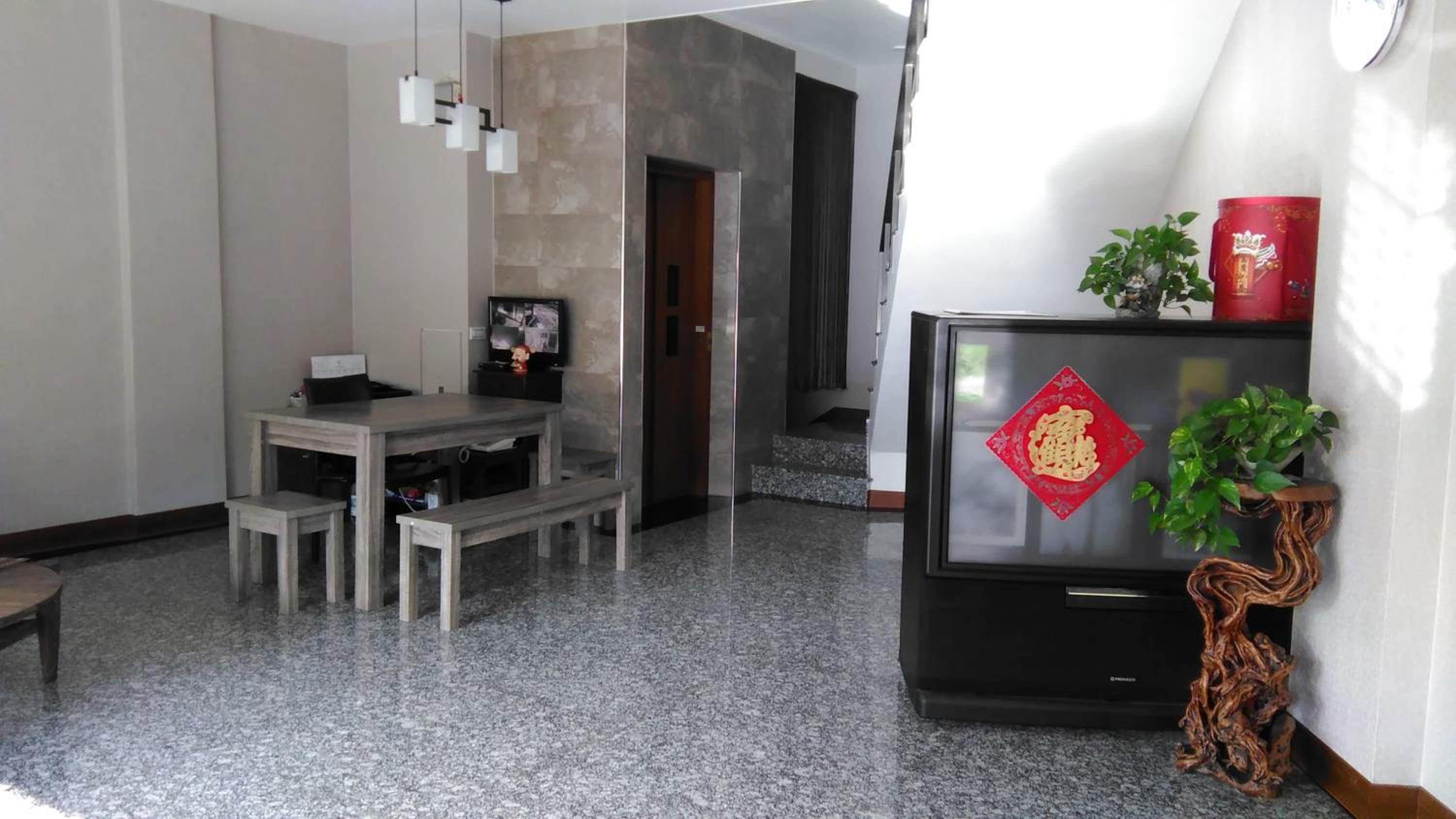 Family Room (6 Adults) photo 2