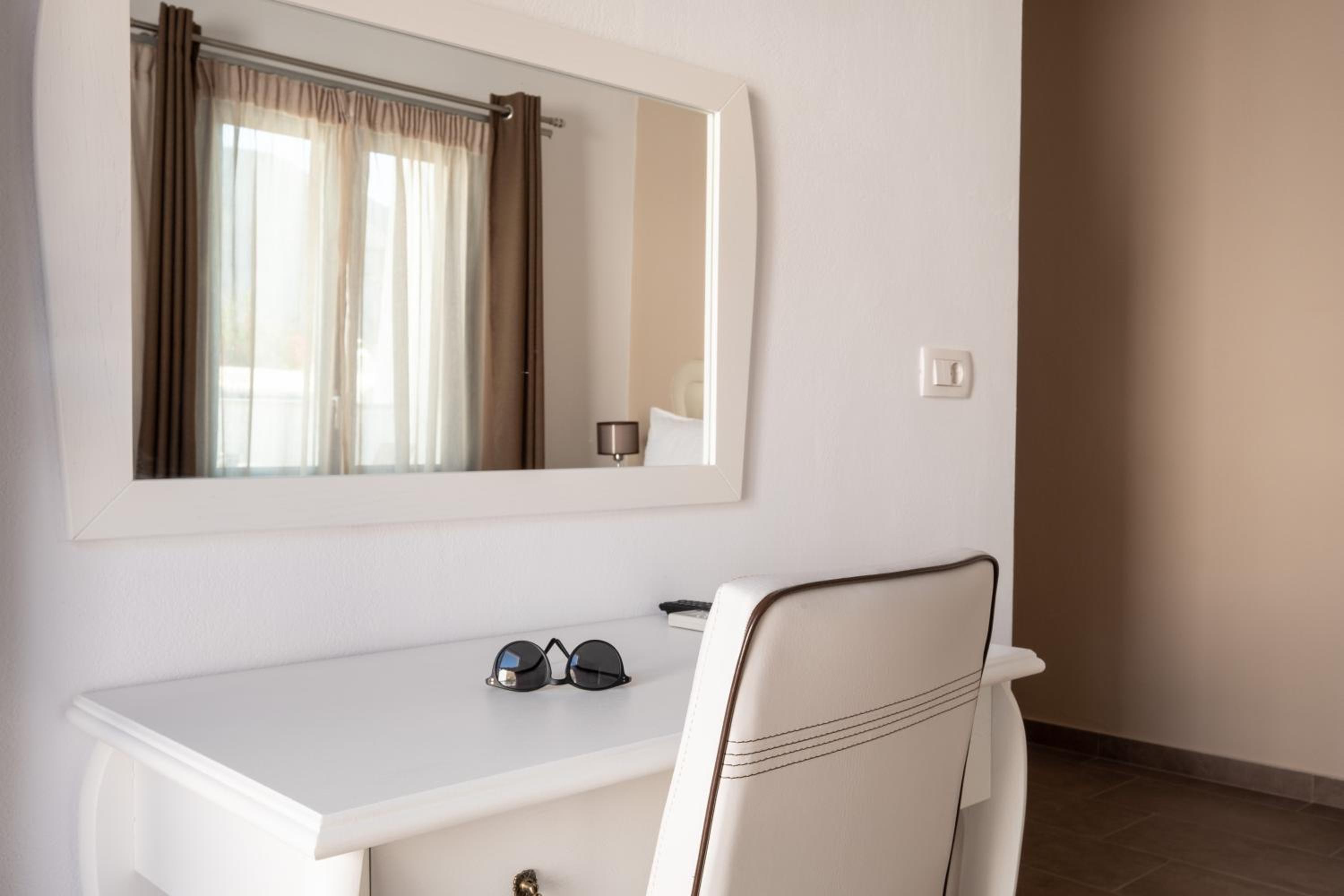Deluxe Studio with Pool View - Photo 4