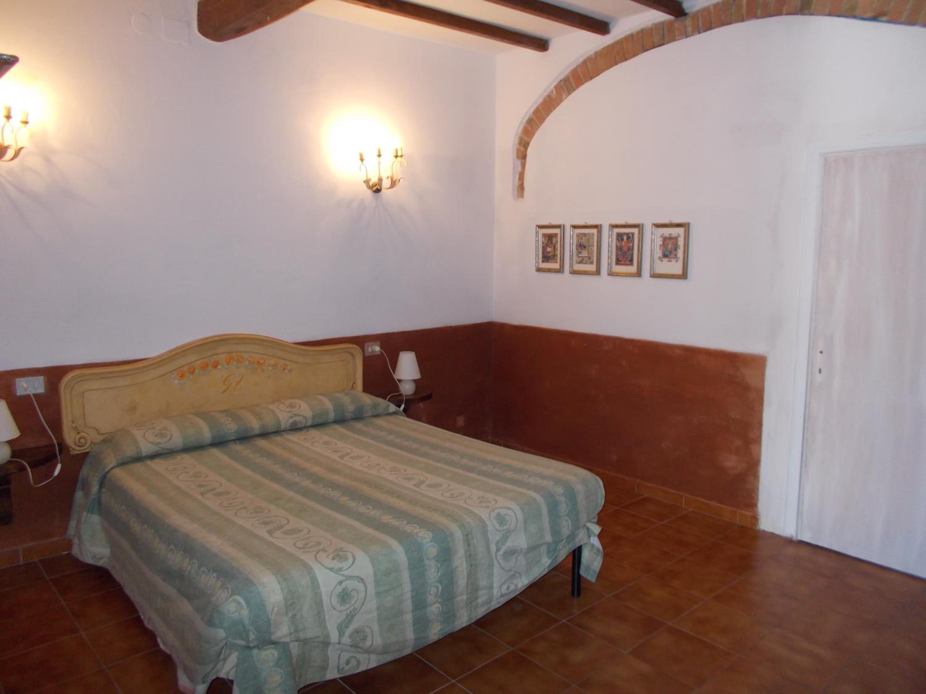 Large Double Room - Photo 1
