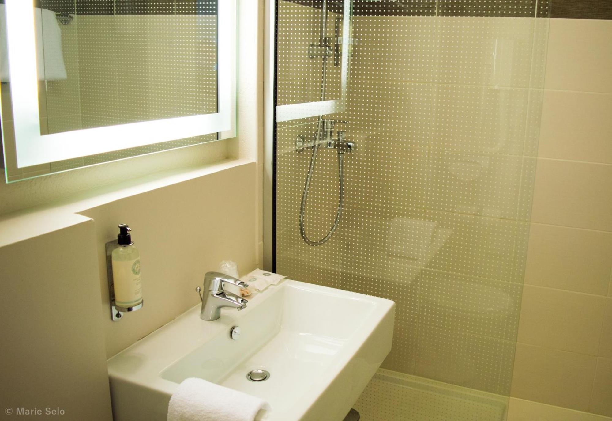 Superior Room with One Double Bed and One Single Bed - Photo 6