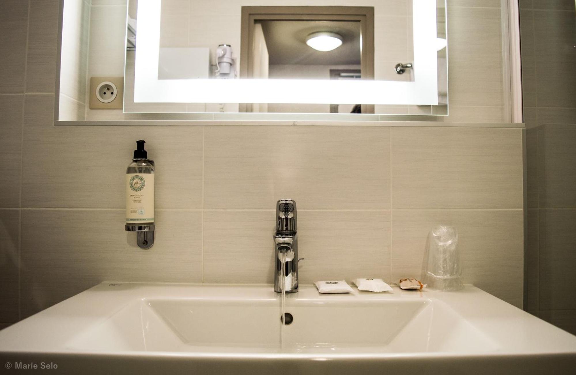 Superior Room with One Double Bed and One Single Bed - Photo 4